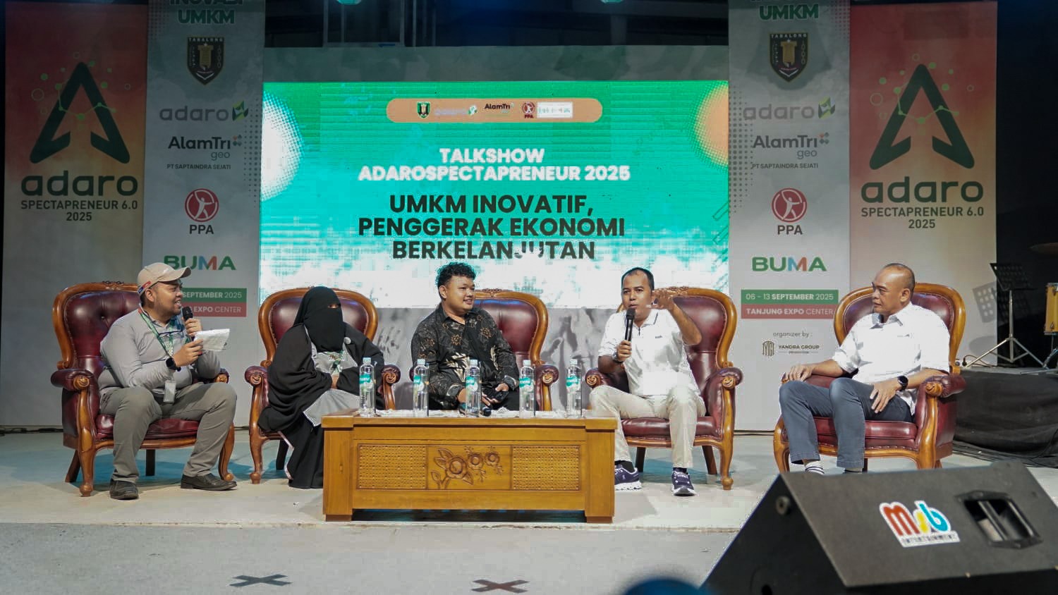 TALKSHOW:Wabup Tabalong, Habib Taufani Alkaf dan Direktur Operasional PT Adaro Indonesia, Wahyu Sulistyo membahas UMKM inovatif penggerak ekonomi berkelanjutan di penutupan Bazar Inovasi UMKM Adaro S
