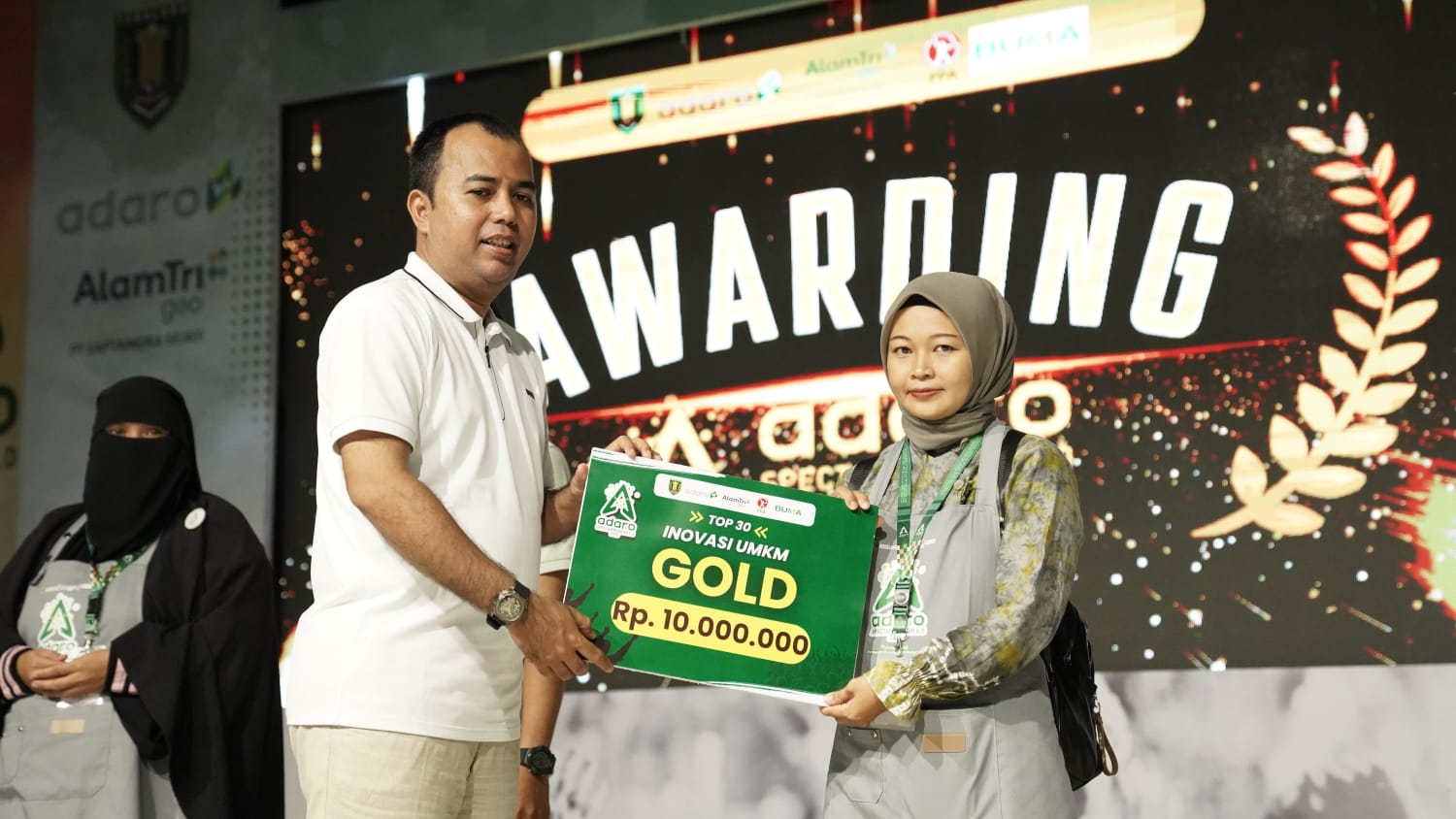 TERBAIK:Direktur Operasional PT Adaro Indonesia, Wahyu Sulistyo menyerahkan sertifikat penghargaan kepada juara lomba di Bazar Inovasi UMKM Adaro Spectapreneur 6.0
