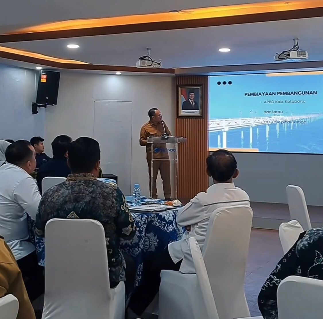 PRESENTASI: Wakil Bupati Kotabaru, Syairi Mukhlis memberikan paparan di depan para pejabat Pelindo Sub Regional Head Kalimantan di Banjarmasin, Selasa (16/9/2025).