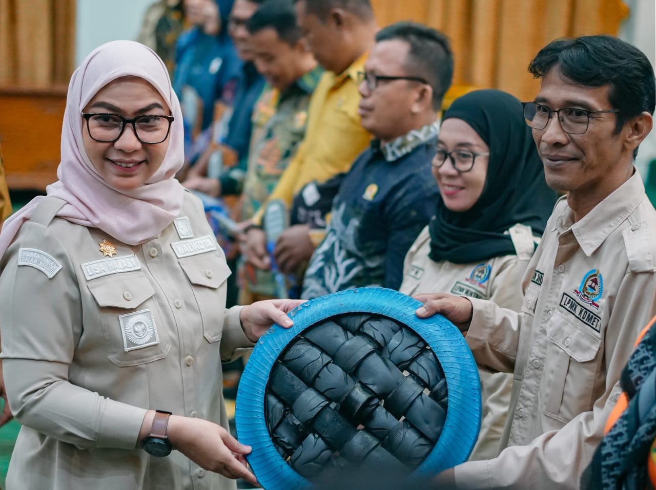 JAGA KEBERSIHAN:Wali Kota Banjarbaru, Hj Erna Lisa Halaby menyerahkan bak sampah dari ban bekas kepada perwakilan warga.