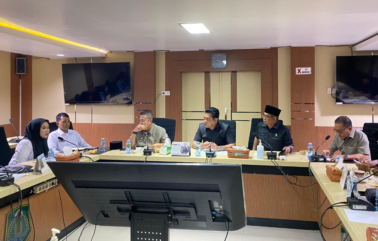 RAPAT: Anggota Komisi II DPRD HSU mencecar pertanyaan seputar program MBG pada satgas dan pengelola SPPG di Kabupaten Hulu Sungai Utara. (Foto: M.Akbar/Radar Banjarmasin)