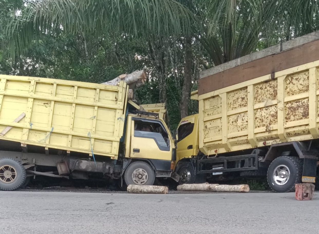 TABRAKAN: Truk bermuatan kayu oleng dan menabrak deretan&nbsp;truk yang&nbsp;parkir di Jalan Ahmad Yani, Sungai Loban, Tanah Bumbu. (Foto: PKJR Tanah Bumbu untuk Radar Banjarmasin)