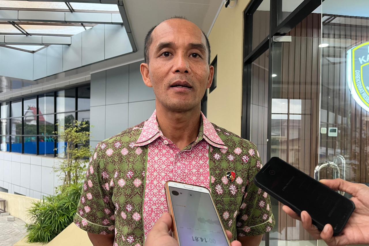 BERI INFORMASI: Direktur Reserse Kriminal Umum (Dirkrimum) Polda Kalsel Kombes Pol Frido Situmorang menegaskan kasus tanda tangan palsu Hasnuryadi Sulaiman di Partai Golkar terus berlanjut.