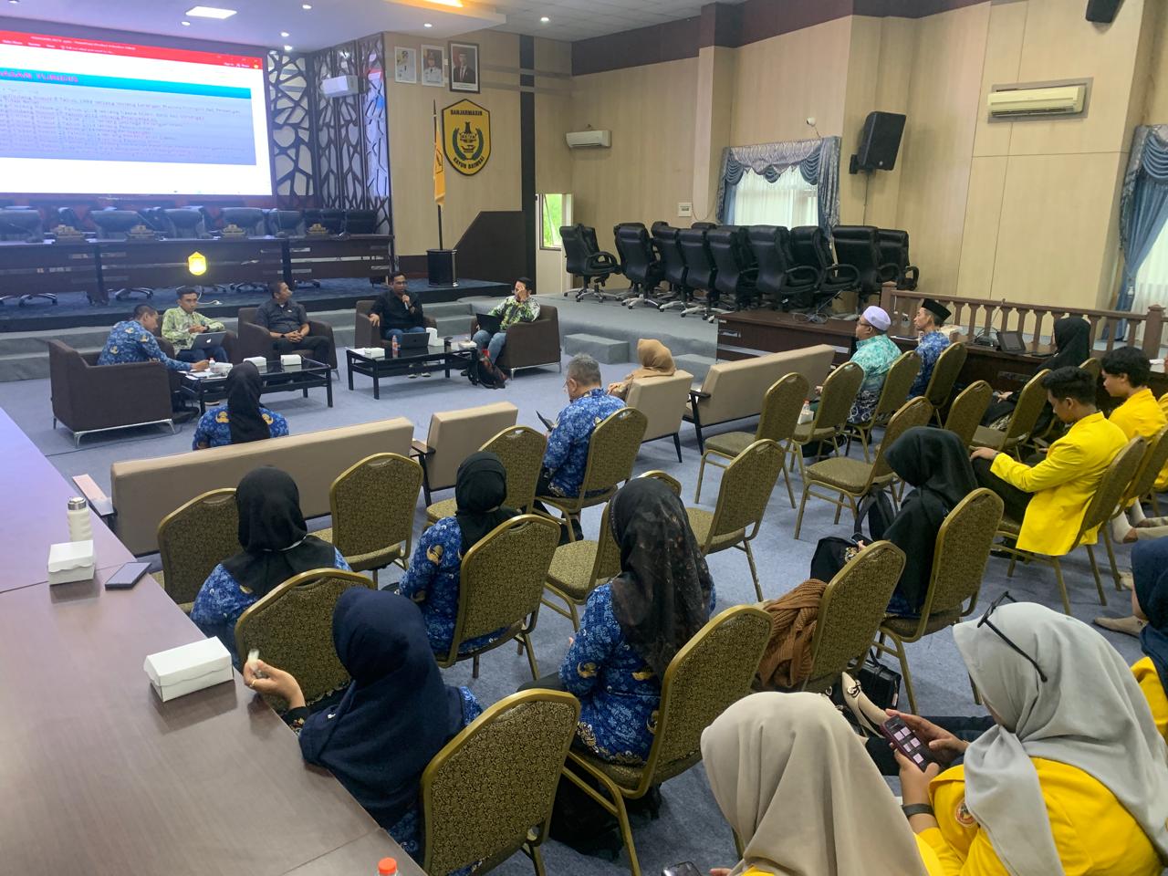 TAMPUNG ASPIRASI: DPRD Banjarmasin menggelar uji publik Raperda Penyelenggaraan Kemudahan Perlindungan dan Pemberdayaan Pedagang Kecil serta Sertifikasi Makanan Sehat dan Halal, Rabu (17/9/2025).