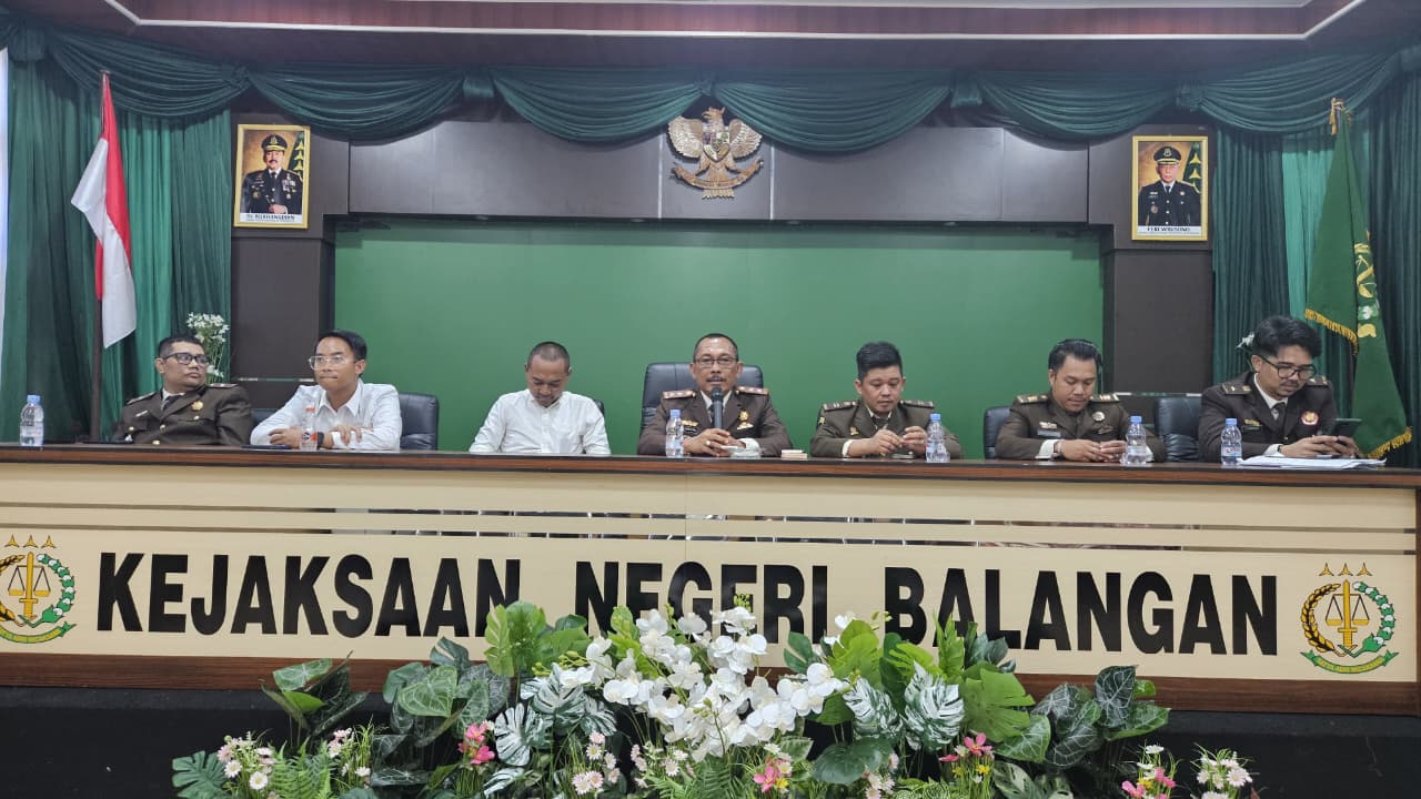 Kepala Kejaksaan Negeri Balangan, Mangantar Siregar, memberikan keterangan pers terkait penahanan mantan Sekda Sutikno, Rabu (17/9).