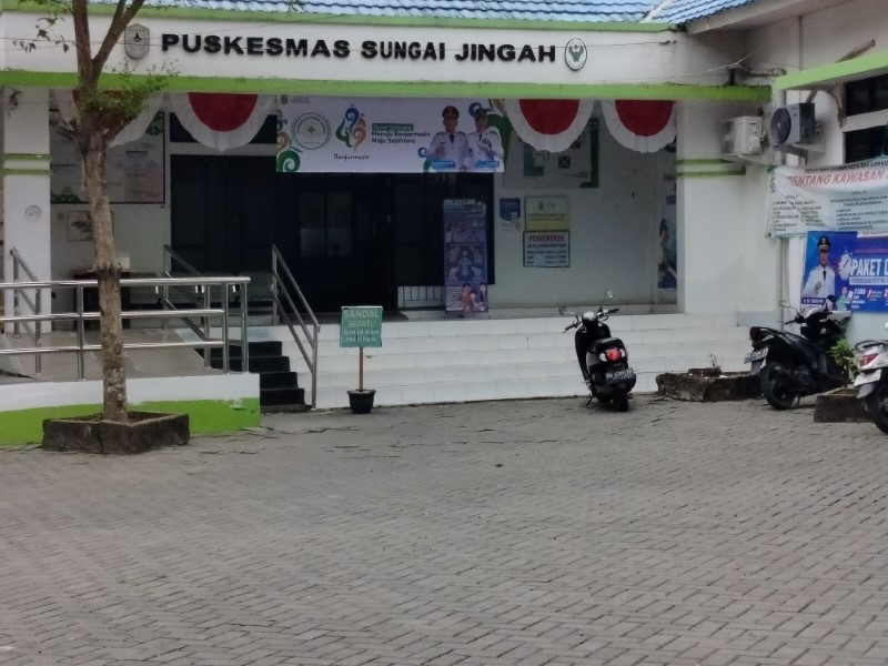 KEMALINGAN: Sehari setelah dibobol maling, Puskesmas Sungai Jingah tetap memberikan layanan kesehatan.