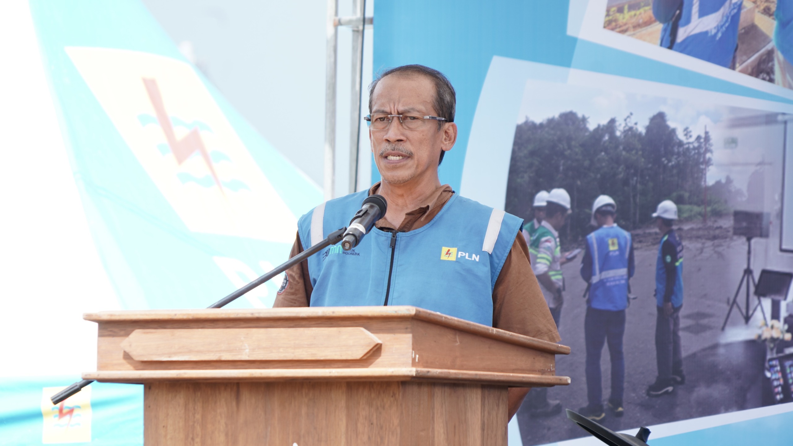 SAMBUTAN:Manager PLN UP2K Kalselteng, Winardi, menjelaskan program Lisdes ini merupakan wujud nyata kehadiran negara dalam pemerataan energi yang berkeadilan.