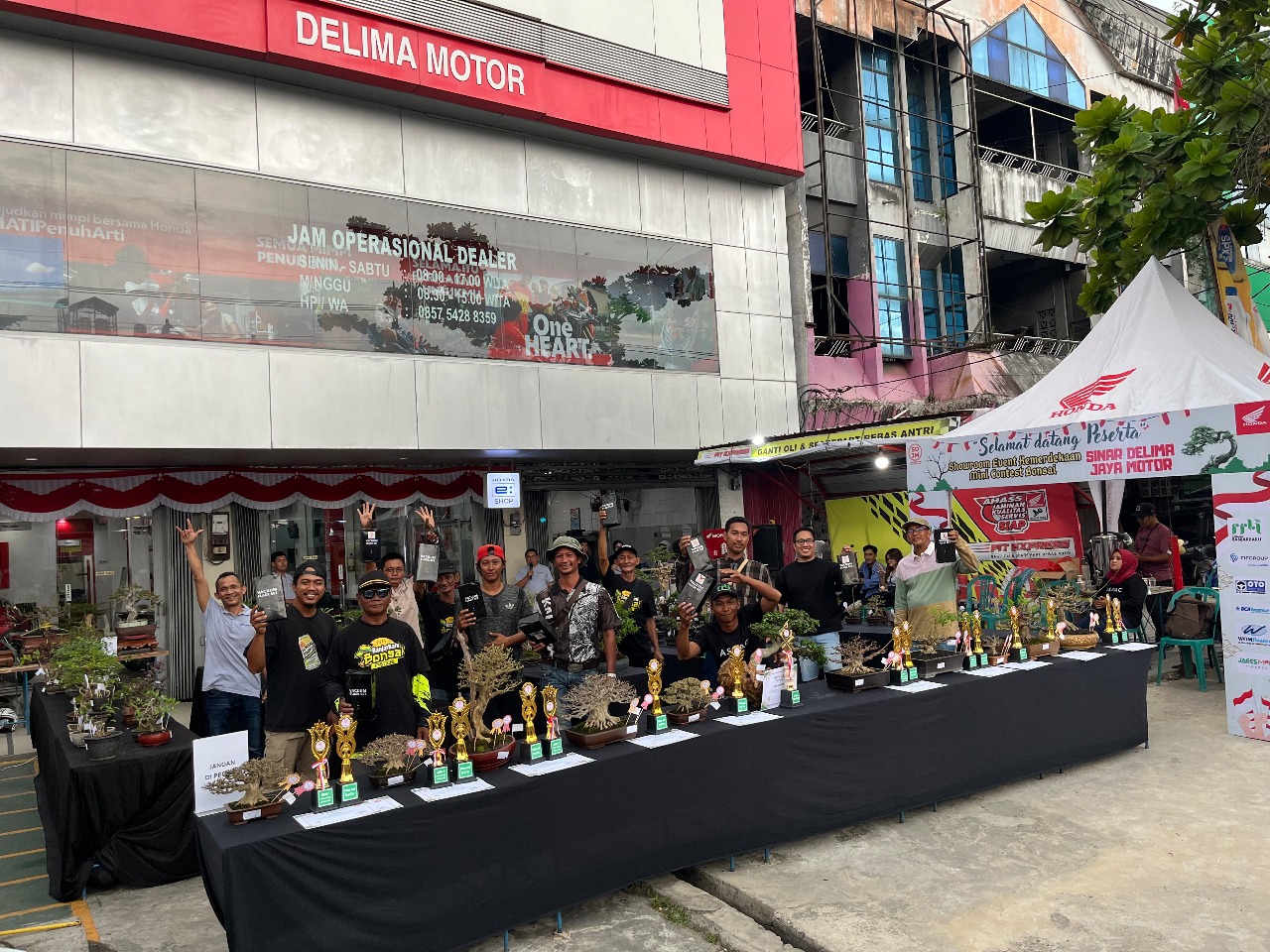 ARTISTIK: Mini Contest Bonsai di Showroom Honda Delima Motor Sutoyo. (TRIO MOTOR)