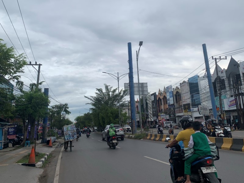 TERSISA TIANG: Reklame bando yang tak berizin di kawasan Jalan Hasan Basry dan sudah dibongkar.
