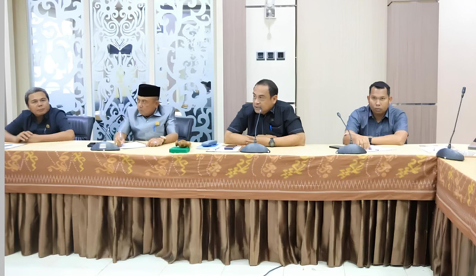 RAPAT: Komisi II DPRD Tanah Bumbu saat membahas rencana relokasi Pasar Pagatan dalam rapat kerja bersama Diskumdagri Tanah Bumbu. (Foto: Humas DPRD Tanah Bumbu)