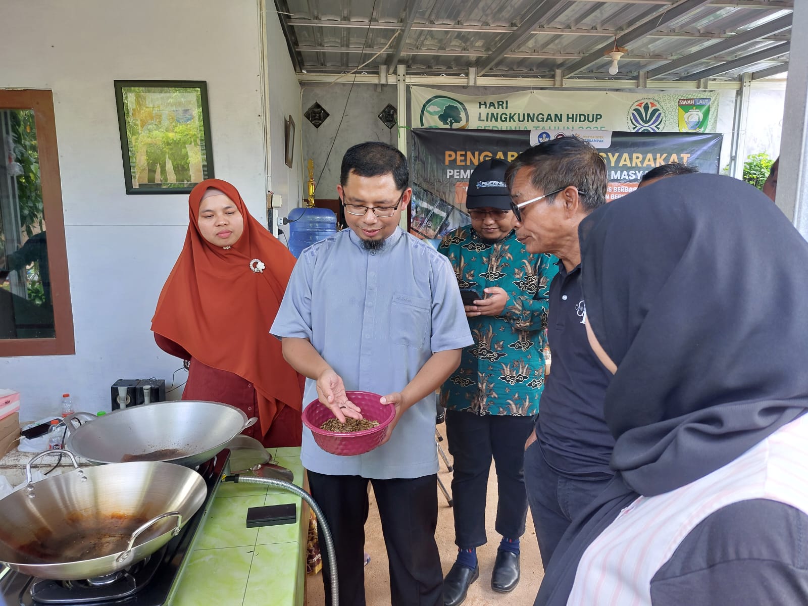 DILATIH:Dr Fatimah SSi MP bersama Dwi Sandri SSi MP menjelaskan cara membuat maggot kering kepada Komunitas.