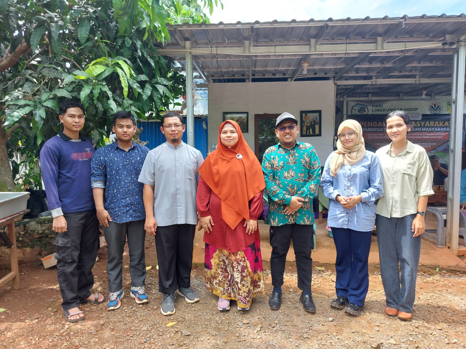 BERSAMA:Empat dosen Politala Fatimah SSi MP, Dwi Sandri SSi MP, Hendrik Setyo Utomo ST MMSI dan Fadhli Fajri M Pt, serta empat mahasiswa foto bersama usai kegiatan pengabdian masyarakat.