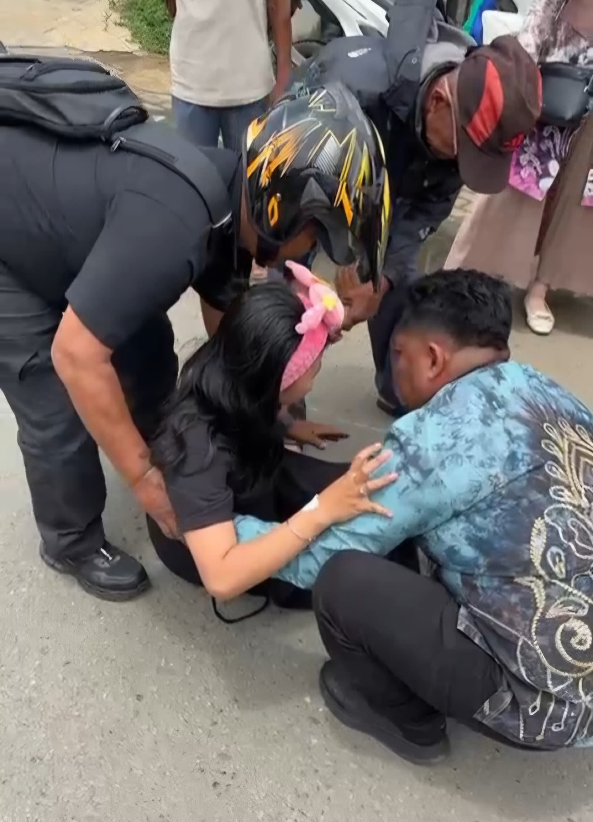 SPONTAN: Bupati HST membantu mengevakuasi korban kecelakaan di Bulau Sarigading, Kamis (18/9/2025). (Foto: tangkapan layar warganet)