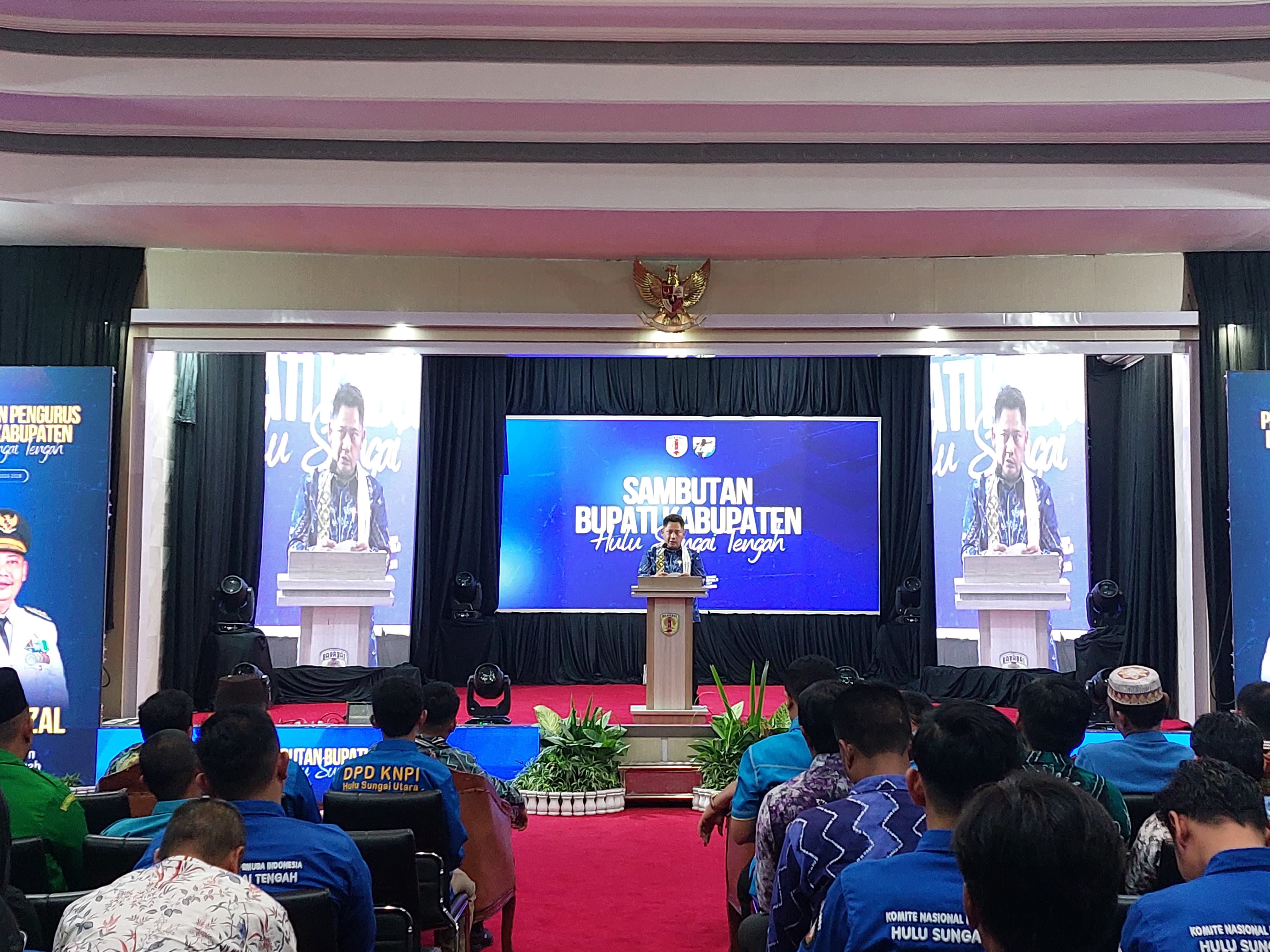 HADIR:Bupati HST, Samsul Rizal saat memberikam sambutan dalam acara pelantikan KNPI HST.