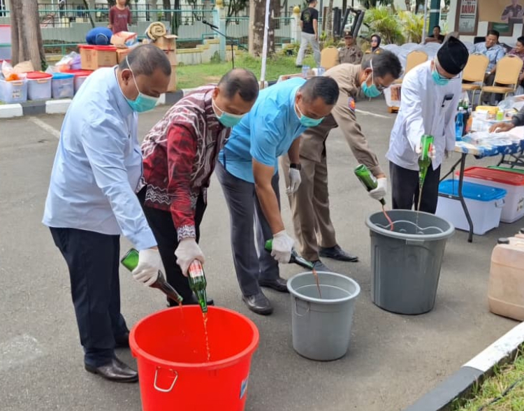 Pemusnahan barang bukti tindak pidana ringan dari perkara minuman beralkohol di Kantor Kejari Banjarbaru, Kamis (18/9).