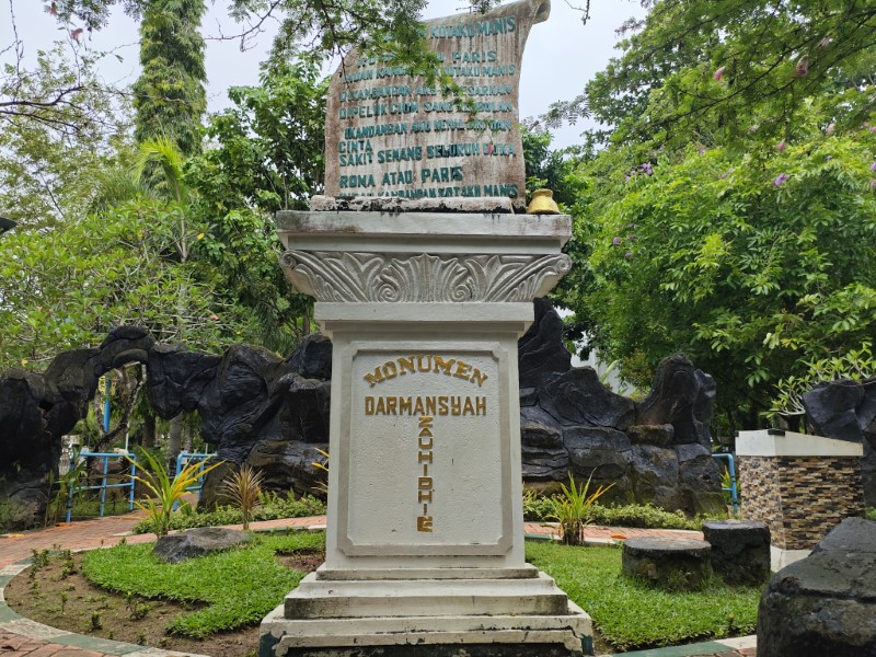 MONUMEN: Puisi berjudul Kandangan Kotaku Manis karya Darmansyah Zauhidie diabadikan.