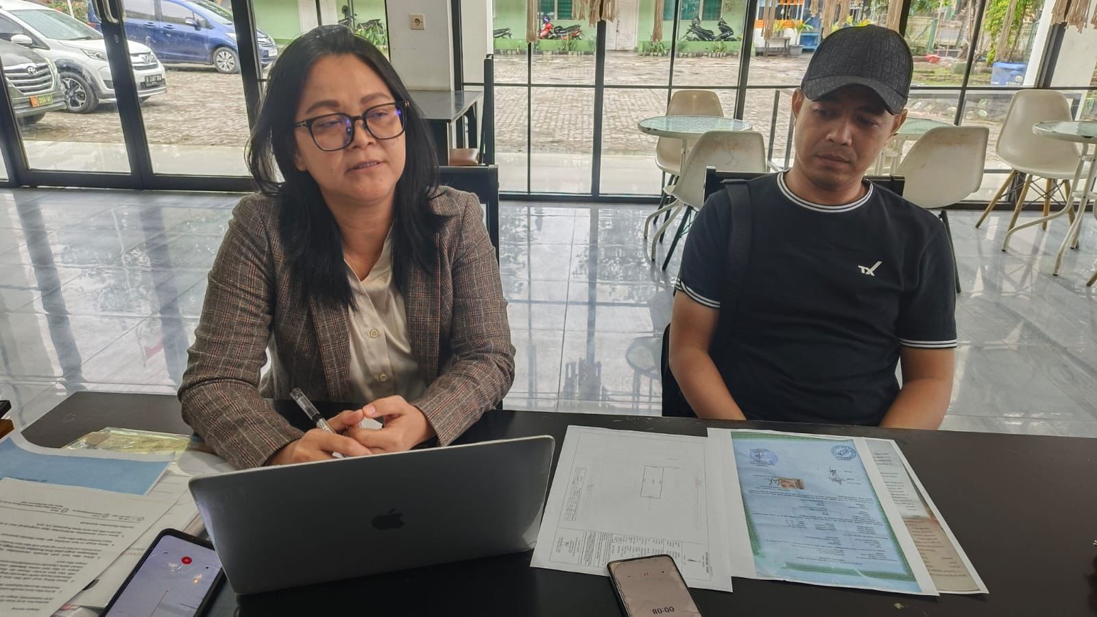 PENYEROBOTAN LAHAN: Deni Ramadani didampingi penasihat hukumnya mengaku tanahnya diserobot saat pembangunan gedung SMPN 3 Barambai, Batola: