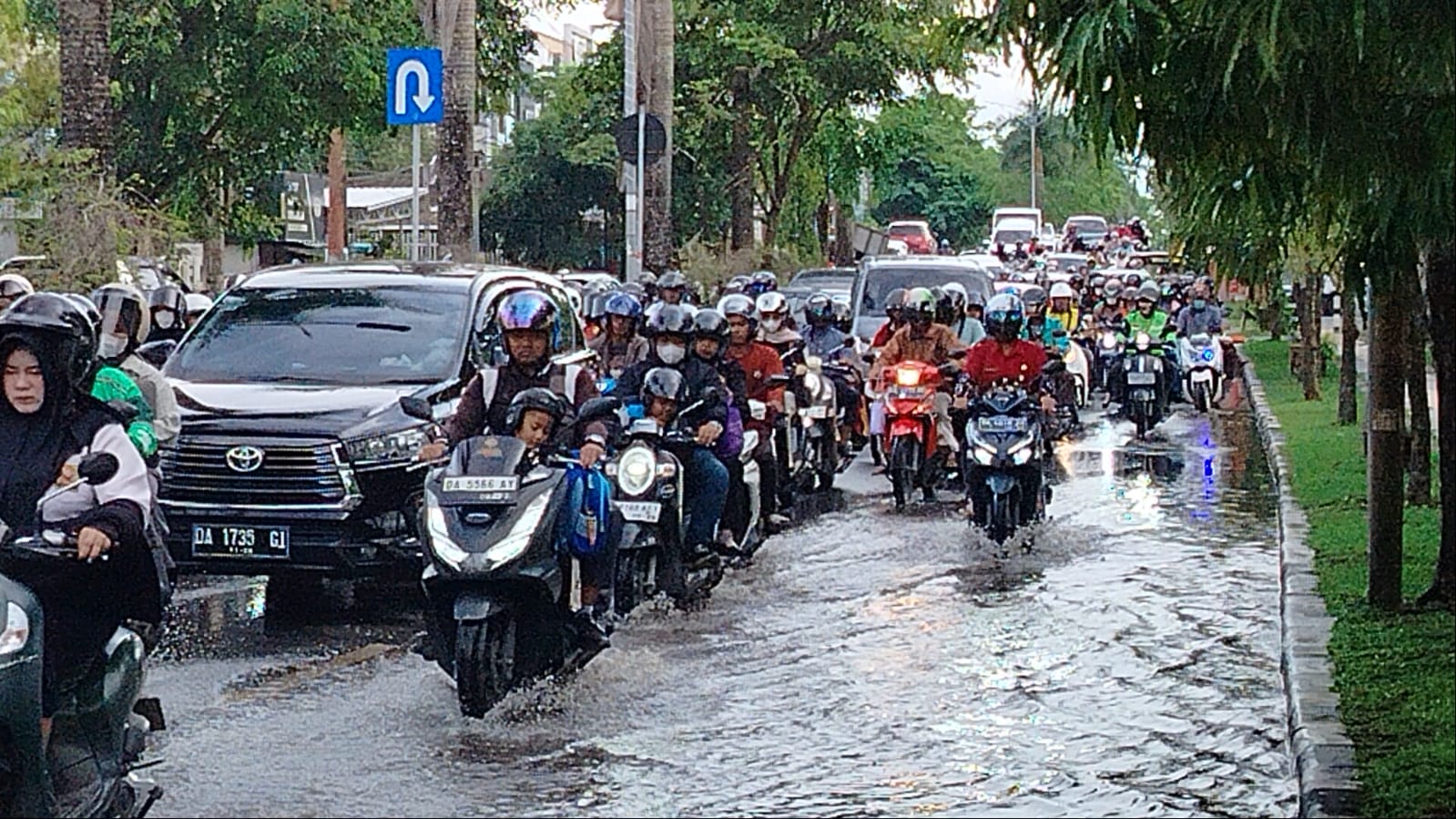TERGENANG: Pengguna jalan terpaksa harus berhati-hati dan memilih untuk mencari jalan yang aman, sehingga menyebabkan kemacetan.