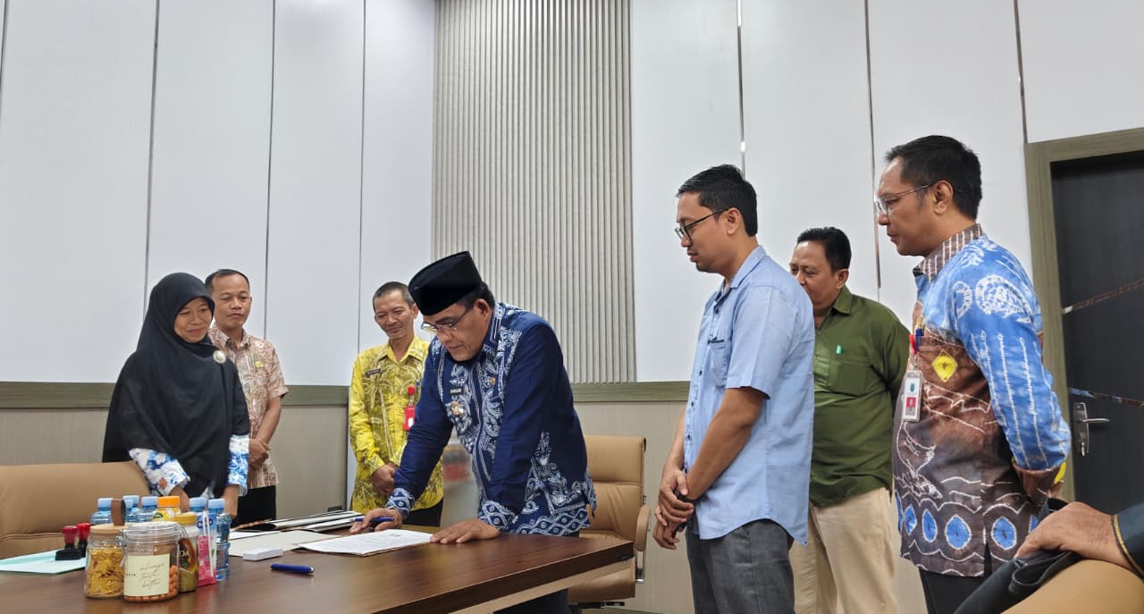 PENANDATANGANAN: Bupati HSU H Sahrujani meneken pengerahan PSU oleh developer ke Pemkab HSU disaksikan pihak Disperkim LH dan BPKAD Kabupaten HSU di Ruang Kerja Bupati, Kamis (18/9/2025).