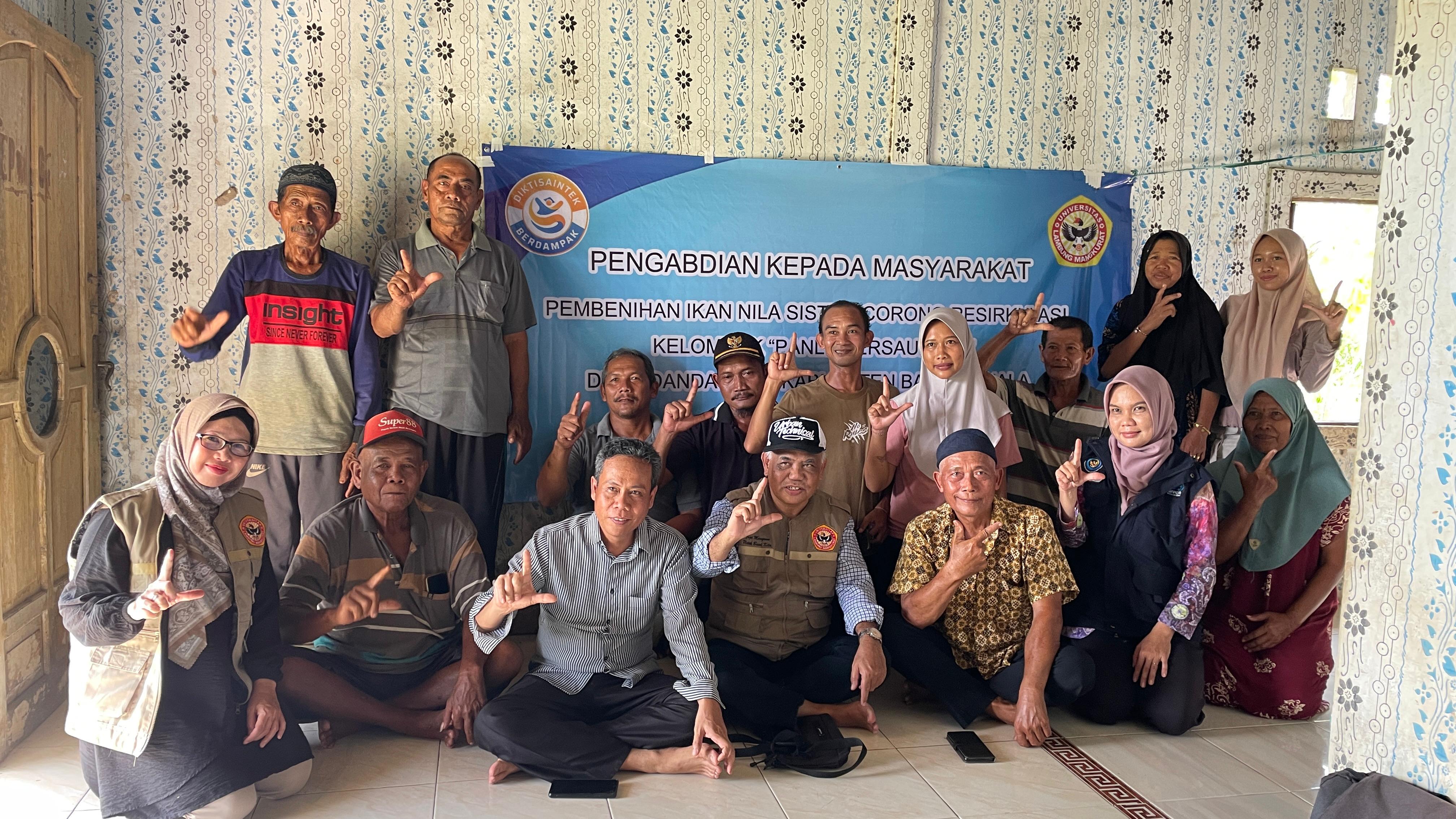 ABADIKAN MOMEN: Tim PKM ULM berfoto bersama anggota Pokdakan Panle Beersaudara di Desa Danda Jaya, Kecamata Rantau Badauh, Kabupaten Barito Kuala, Jumat (19/9).