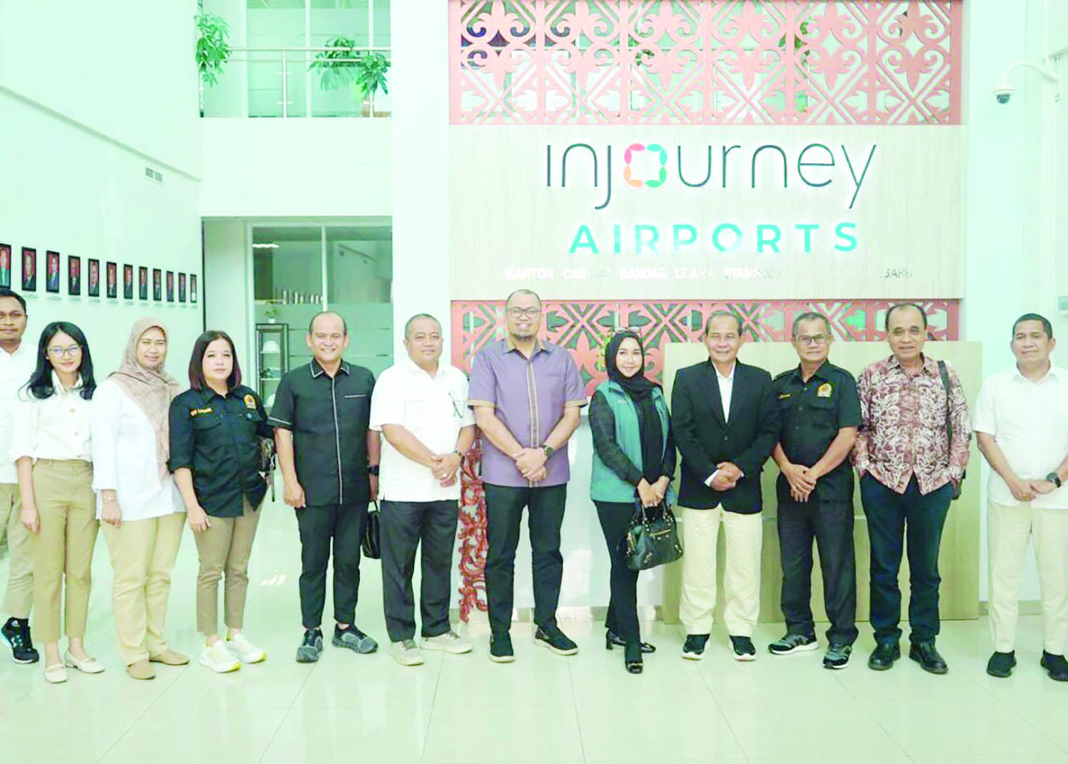 ///SINERGI: Komisi II DPRD Banjarbaru bersama PT Angkasa Pura Indonesia Kantor Cabang Bandara Internasional Syamsudin Noor usai Kunjungan Kerja, Senin (15/9).