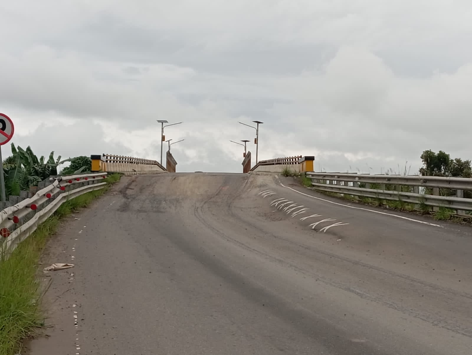 BELUM MULUS: Jalan bergelombang ditambah oprit jembatan yang tinggi di Jalur Alternatif Tapin-Marabahan dikhawatirkan warga.