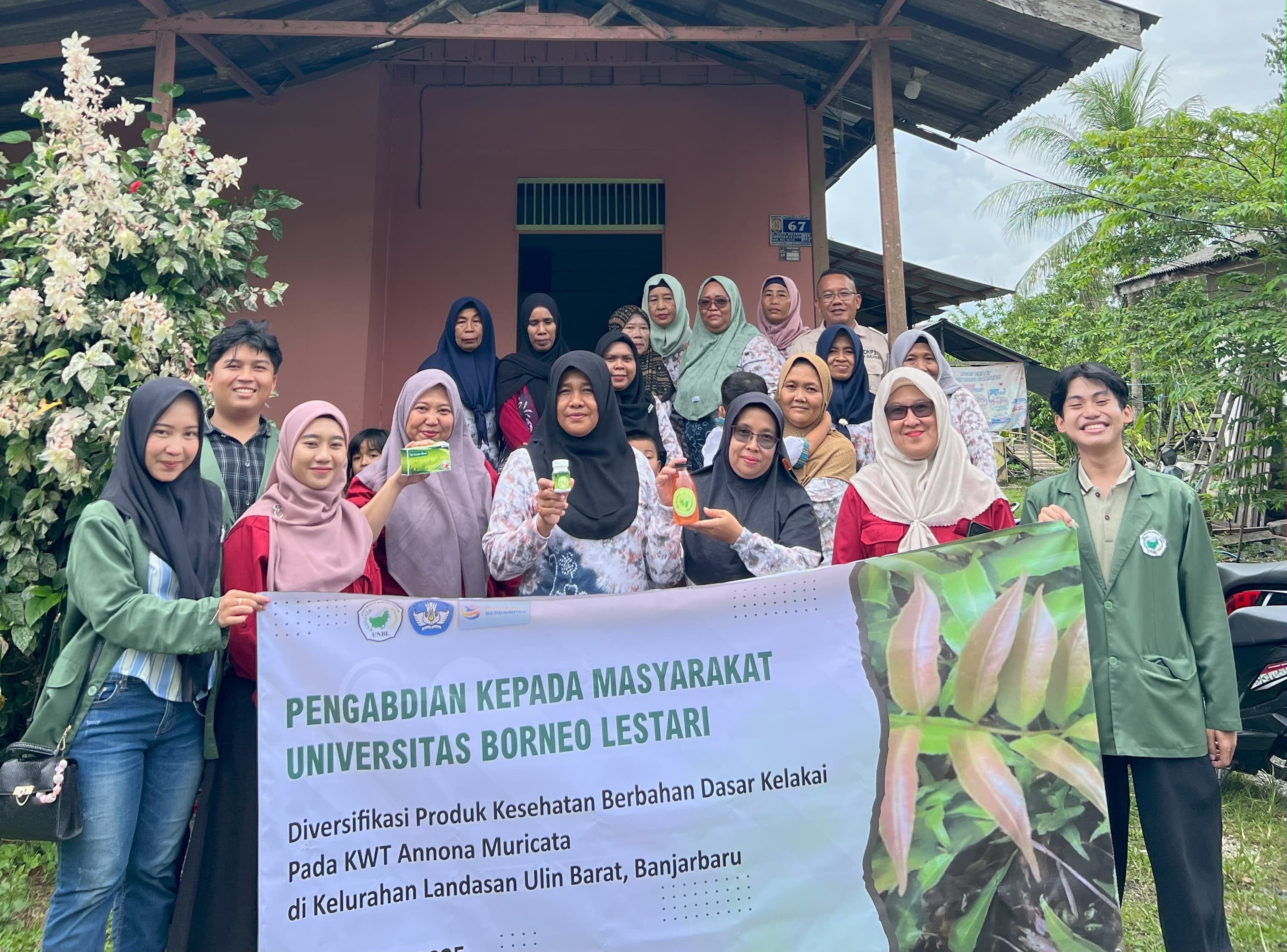 PENGABDIAN: Tim dari Universitas Borneo Lestari saat melakukan kegiatan di KWT Annona Muricata.