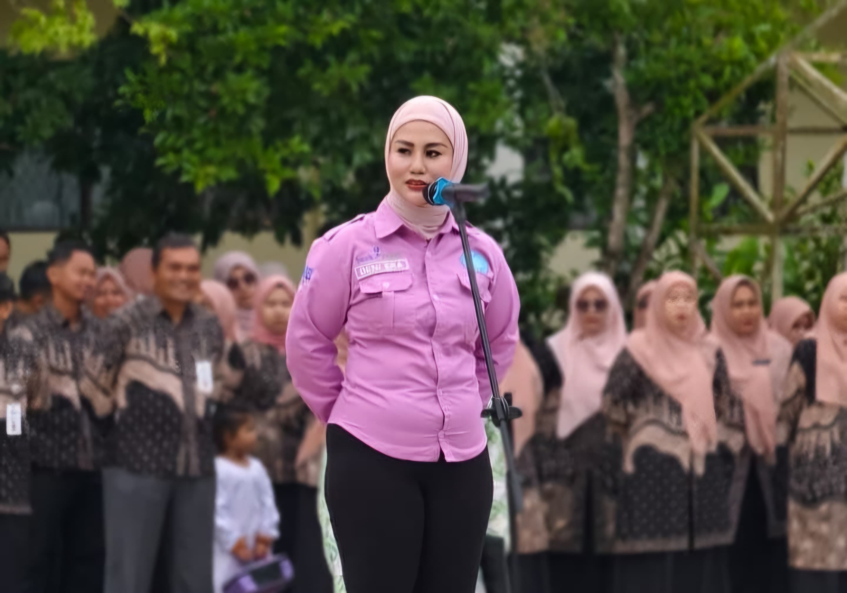 SAMBUTAN:Ketua TP PKK HST, Deni Era Yulyanti berpidato di depan siswa SMAN 1 Barabai, Kamis (18/9/2025).