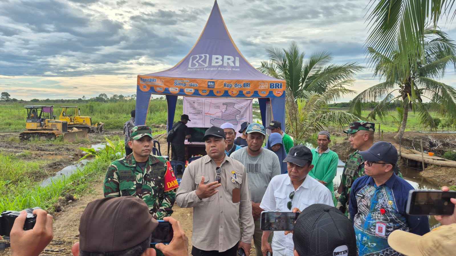MONITORING: Program Cetak Sawah Rakyat di HST dicek Kamis (18/9/2025) siang, untuk memastikan rampung dan mendongkrak produksi padi dengan tanam dua kali setahun.