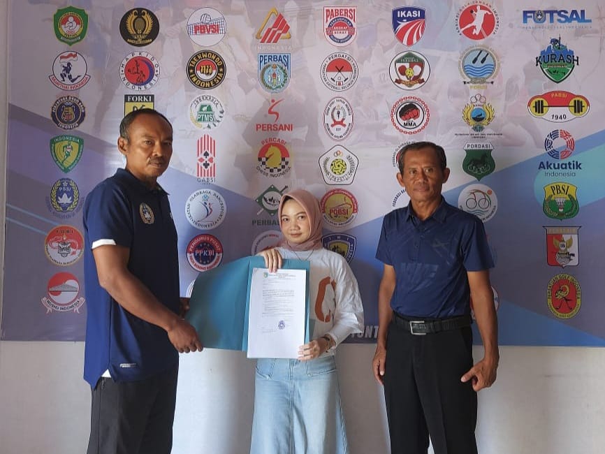 RESMI: Edy Purwanto, perwakilan Askab Tala bersama Drs. H. Sukamta salah satu Executive Committee (Exco) PSSI Provinsi Kalsel melayangkan surat sanggahan.