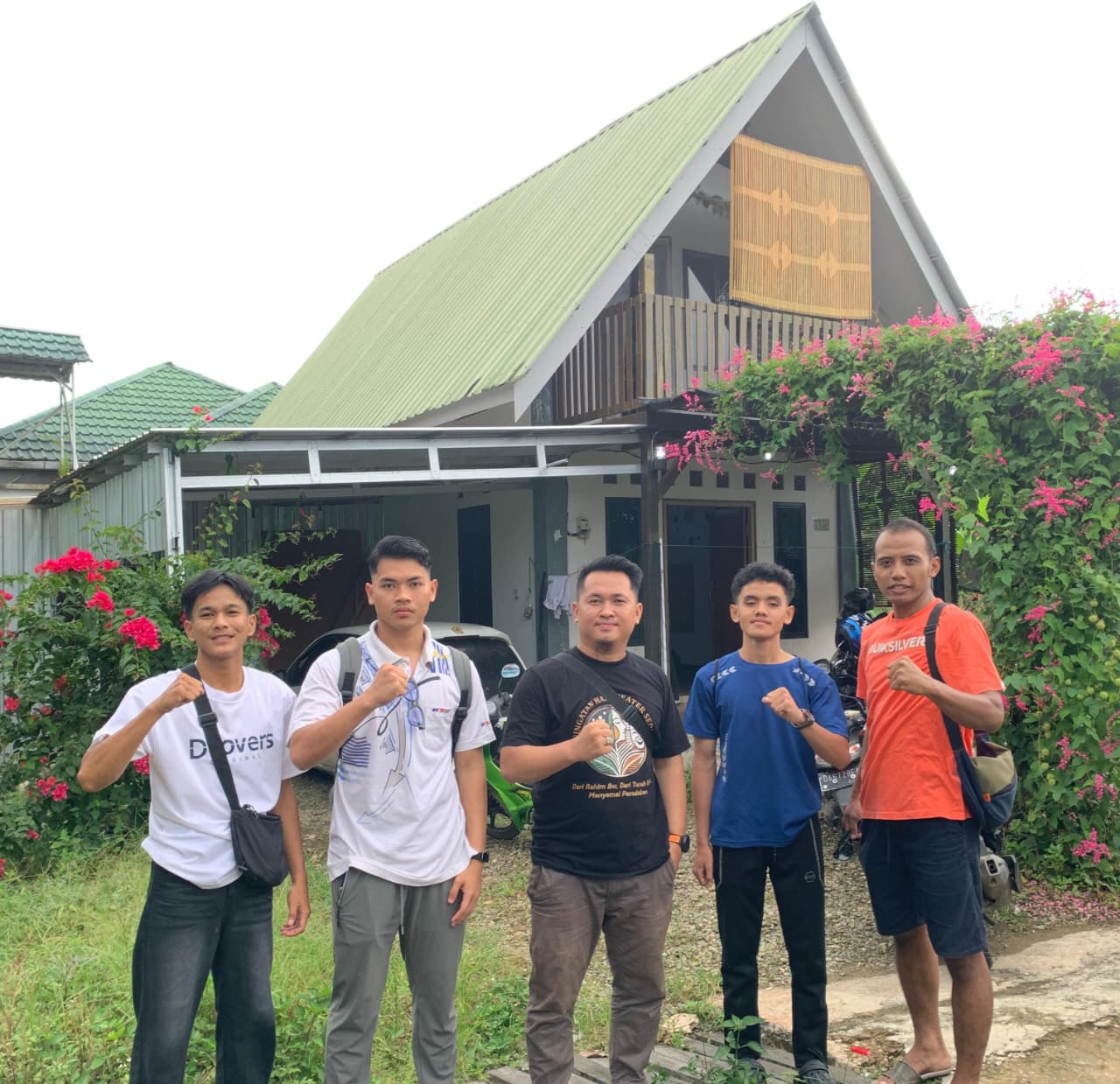 DILEPAS: Para atlet pencak silat Balangan bersama jajaran pelatih dan pengurus IPSI saat pelepasan menuju ajang seleksi POPNAS dan POMNAS XIX.