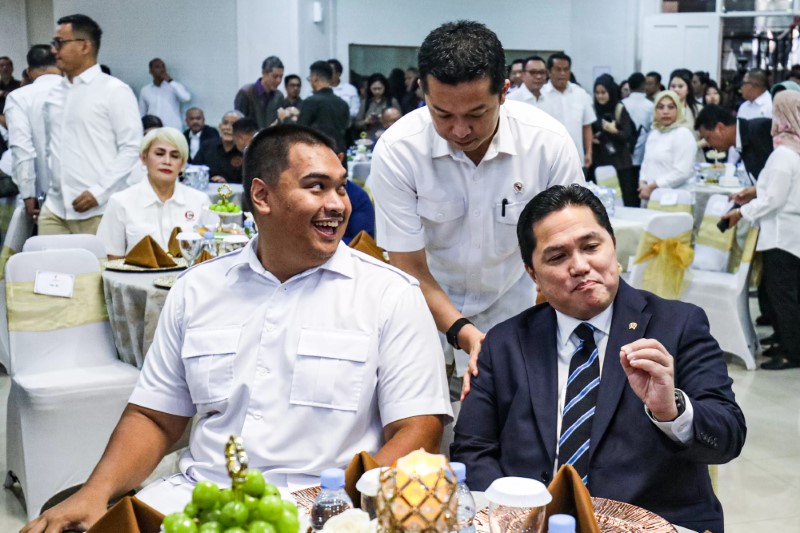 SERTIJAB: Menteri Pemuda dan Olahraga Erick Thohir dan pejabat lama Dito Ariotedjo tiba saat acara sertijab di Kantor Kemenpora, Jakarta, Kamis (18/9).