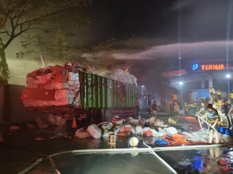 PEMADAMAN: Muatan truk dengan nomor pelat P 3978 ZO terbakar di area terminal keberangkatan Pelabuhan Trisakti, Rabu (17/9) malam.