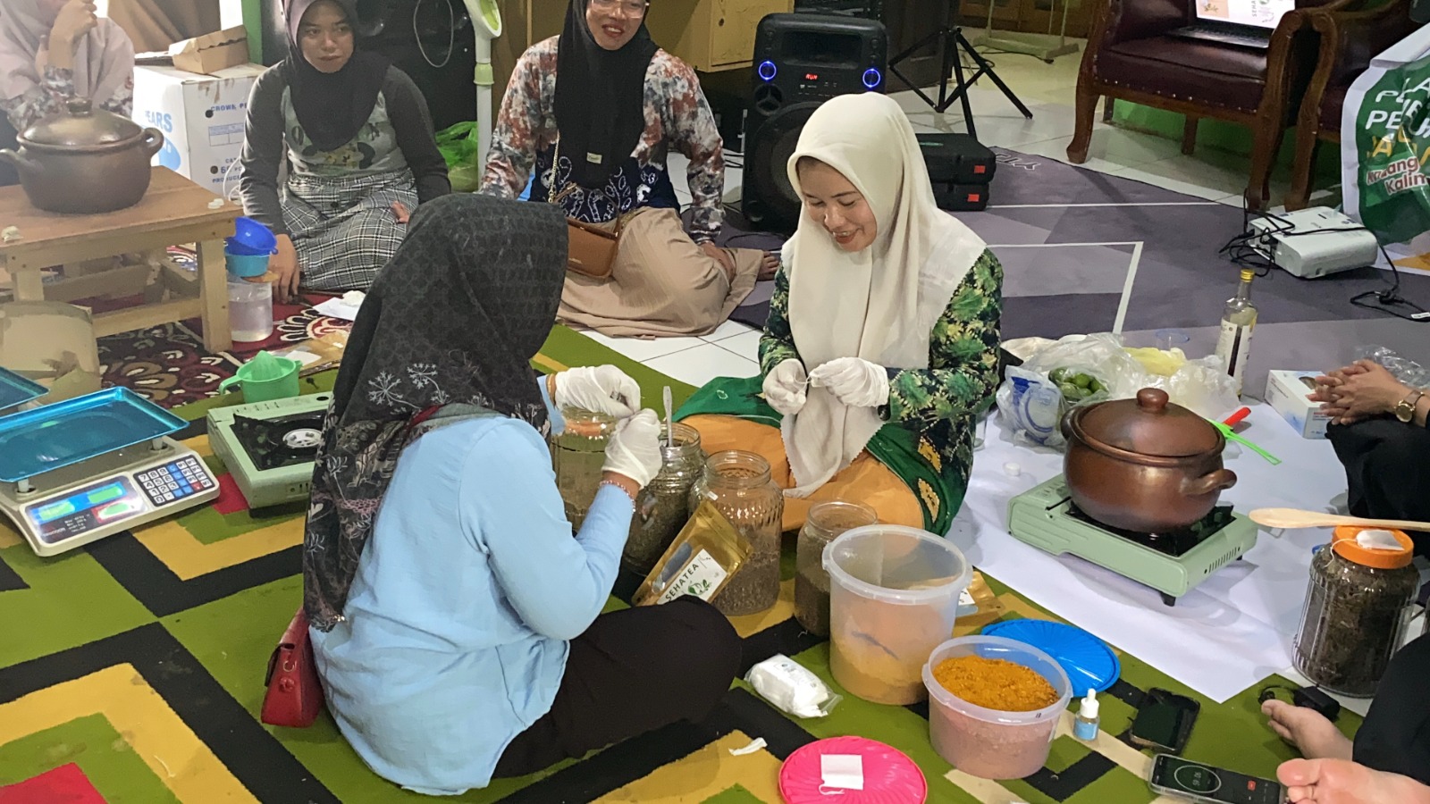 JAMU:Pengabdian kepada Masyarakat di Desa Kandangan Baru dengan pembuatan Jamu Antihipertensi.
