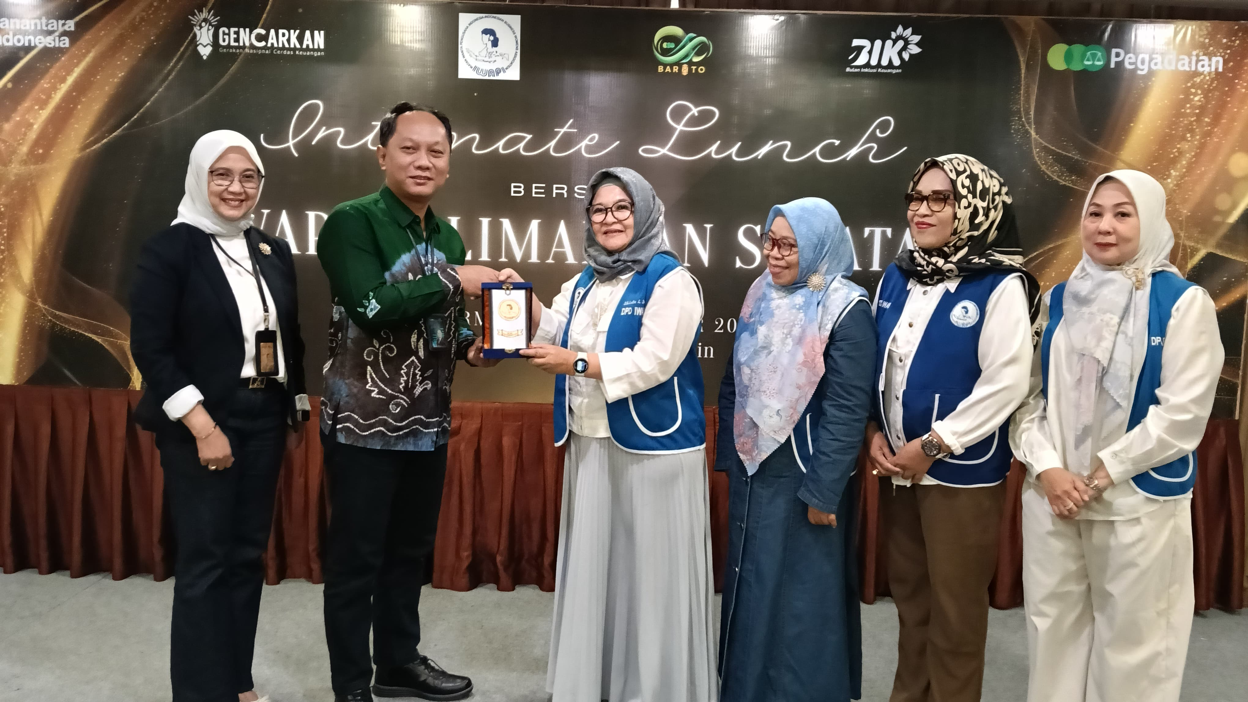 SINERGI:Deputy Bisnis PT Pegadaian Area Kalselteng, Anwar Yusuf dan Kepala Pimpinan Cabang Kayutangi, Suryaningsih bersama Ketua IWAPI Kalsel Shinta Laksmi Dewi.