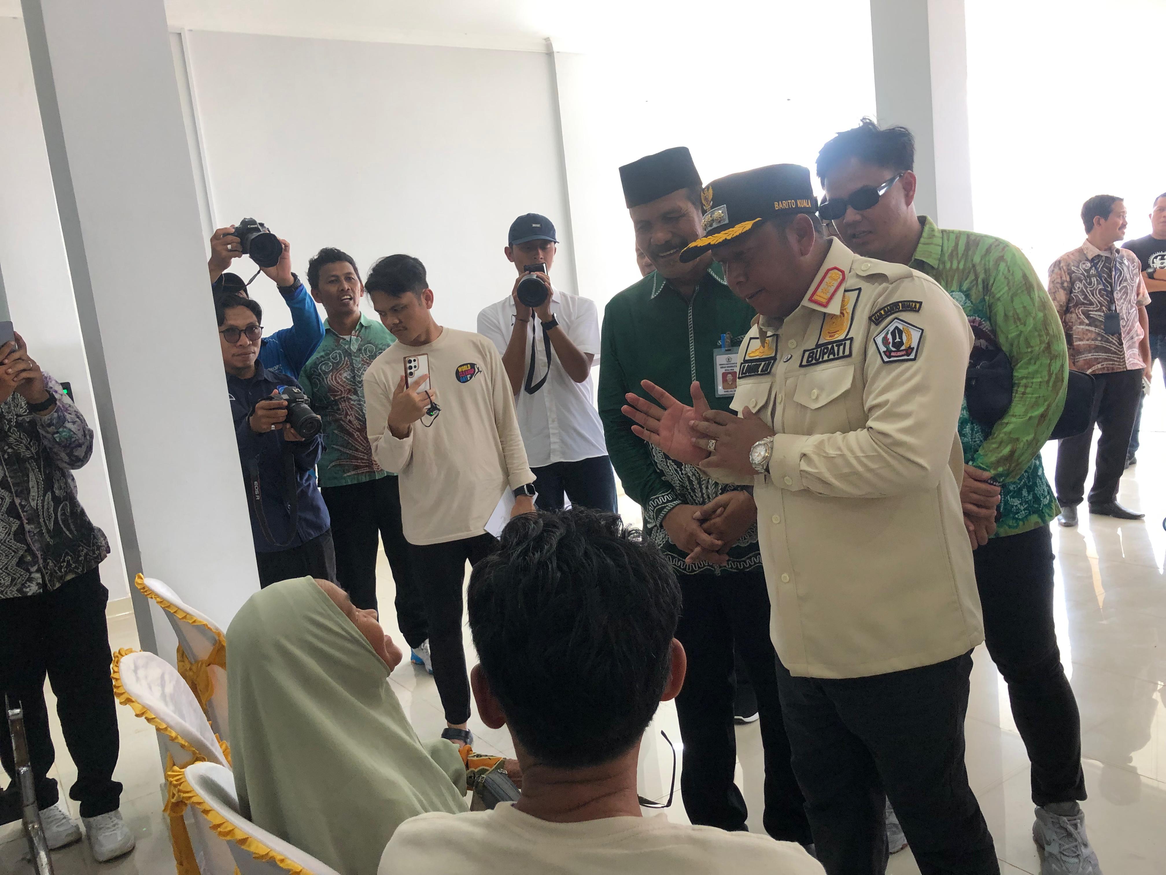 OPERASI: Bupati Batola Bahrul Ilmi, Manajemen PT Adaro Indonesia dan YABN mengunjungi para pasien yang mengikuti operasi.
