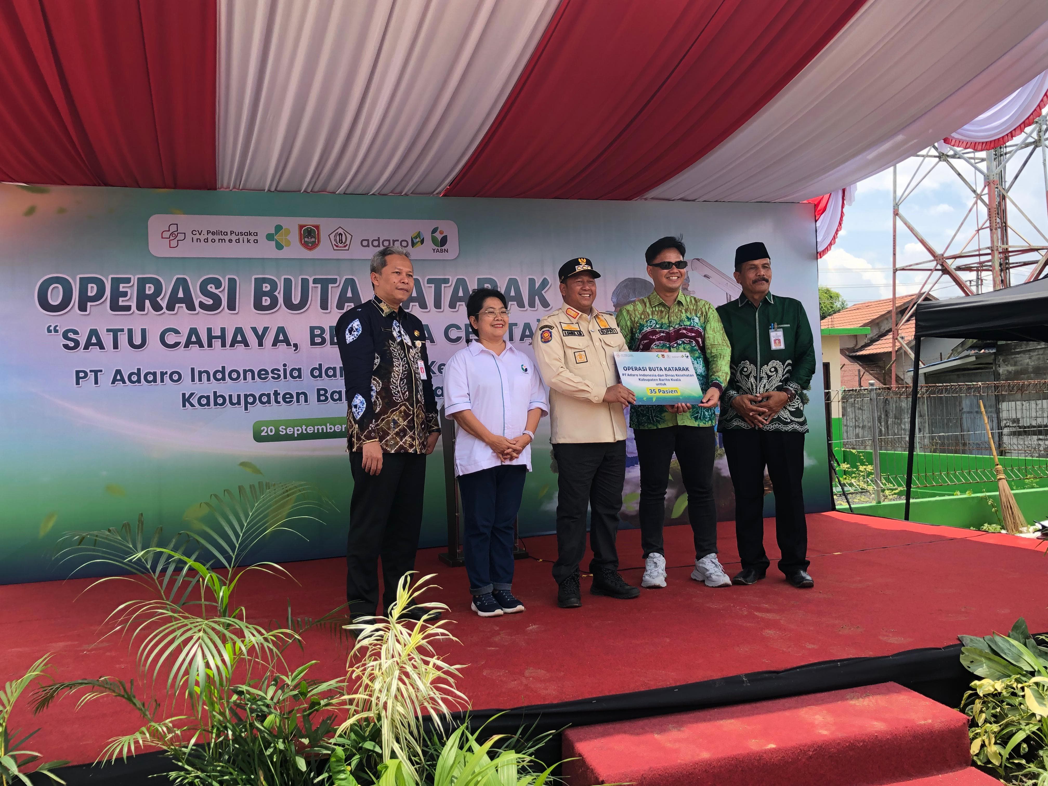 GRATIS: Bupati Batola Bahrul Ilmi, Manajemen PT Adaro Indonesia dan YABN dalam momen seremoni penyerahan bantuan CSR Operasi Katarak Gratis, Sabtu (20/9/2025).