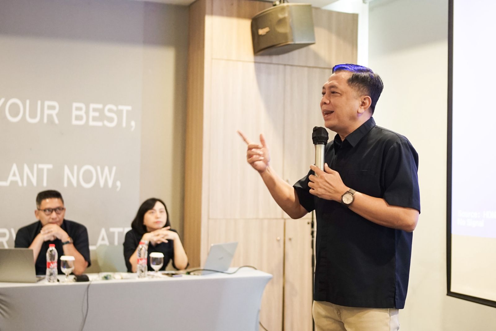 PRESENTASI: Andhy Irawan, Founder and CEO MORA Group menyampaikan paparannya di LAMORA Kota Lama Surabaya, 17-19 September 2025 tadi.
