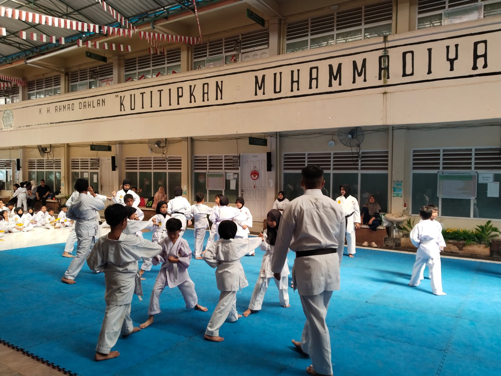 PERAGAKAN JURUS: Suasana Uji Kenaikan Tingkat dan Penurunan Kyu Semester II 2025 para Karateka Inkai Kota Banjarmasin di Dojo Inka Al Jihad Banjarmasin, Ahad (21/9/2025).