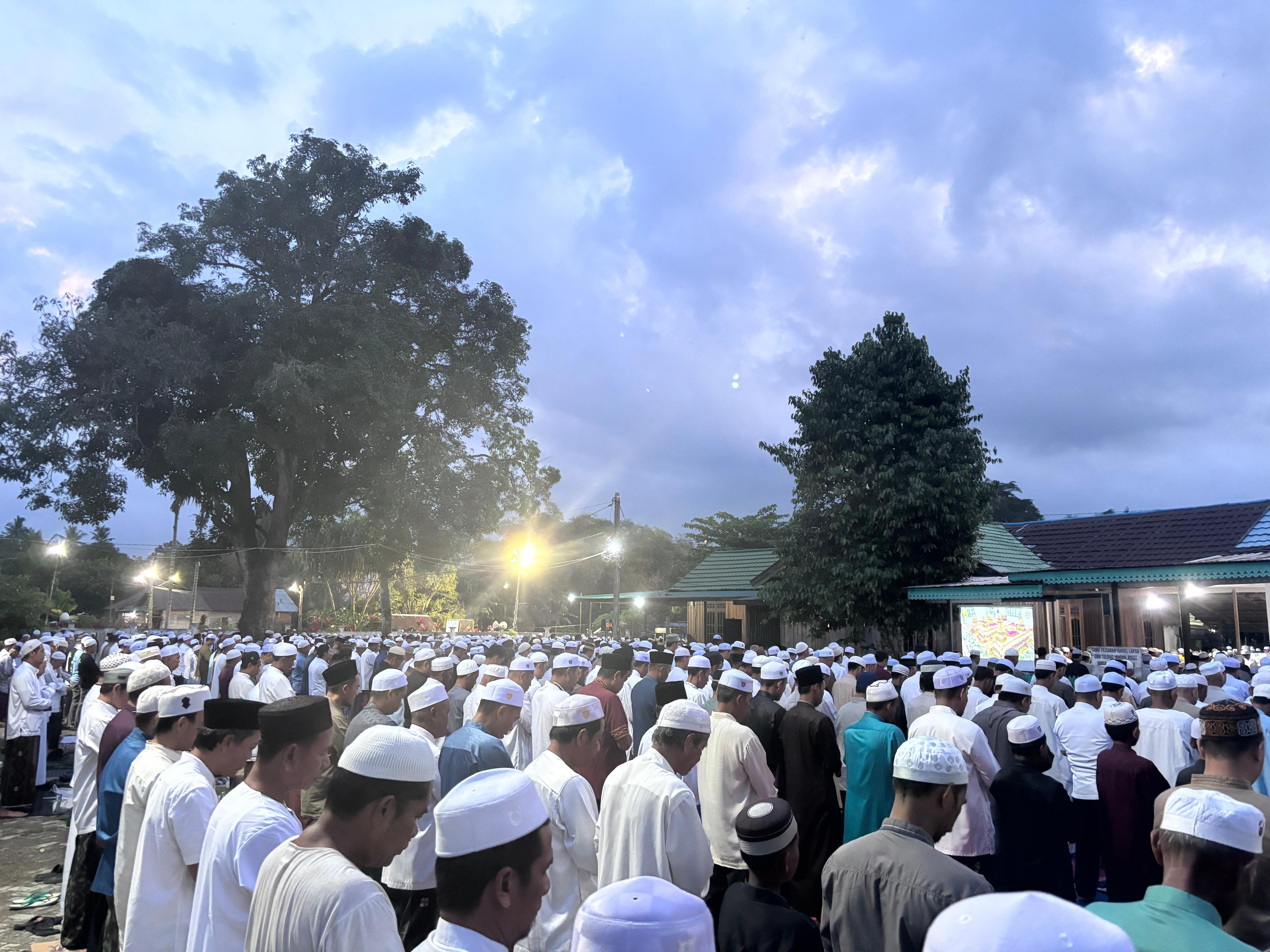 KHIDMAT: Ribuan jemaah, memadati Haul Guru Cantung di Desa Sungai Kupang Kecamatan Kelumpang Hulu, Kotabaru. Foto: Polsek Kelumpang Hulu untuk Radar Banjarmasin.