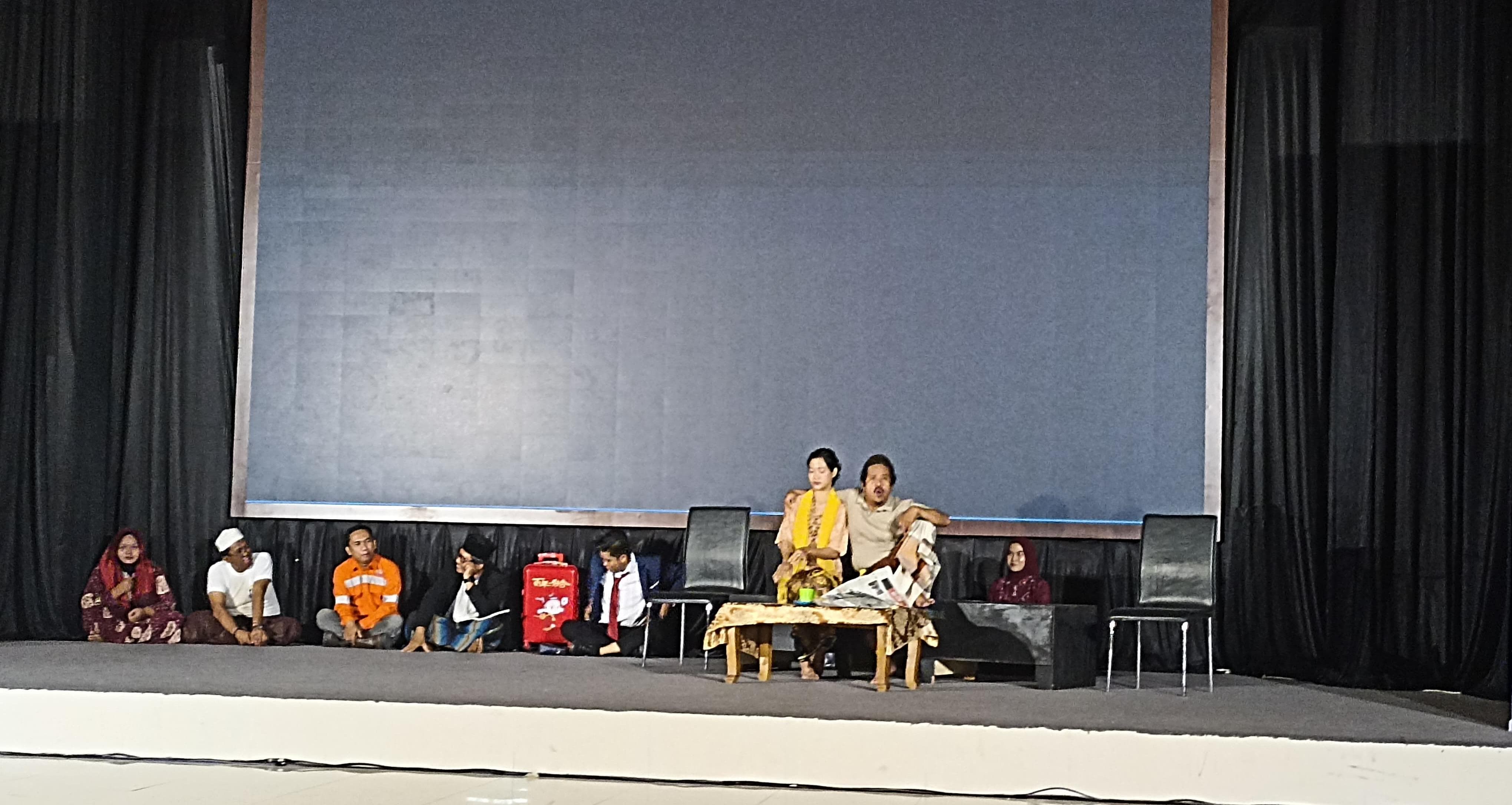 PELESTARIAN: Penampilan salah satu peserta seni teater dalam Festival Budaya Banua Aruh Nagara Dipa 2025,berlangsung di Kabupaten Hulu Sungai Utara. (Foto: Istimewa untuk Radar Banjarmasin)