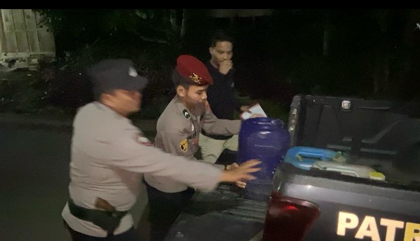 DISITA: Petugas Polsek Awayan menyita 60 liter tuak dari penjual di Desa Ju&rsquo;uh.