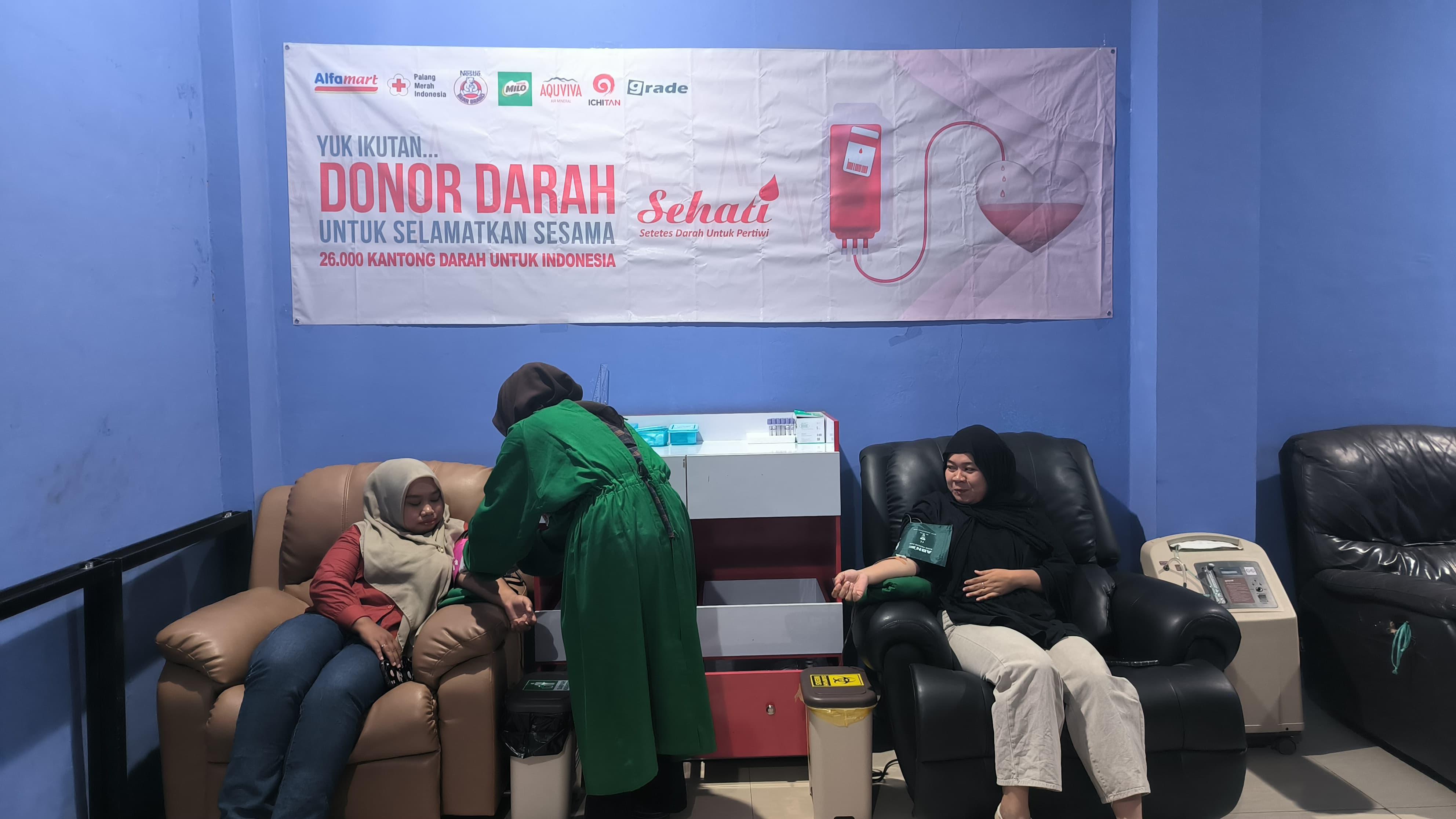 DONOR:Suasana kegiatan donor darah yang digelar Alfamart di Kabupaten Tanah Laut, belum lama tadi.