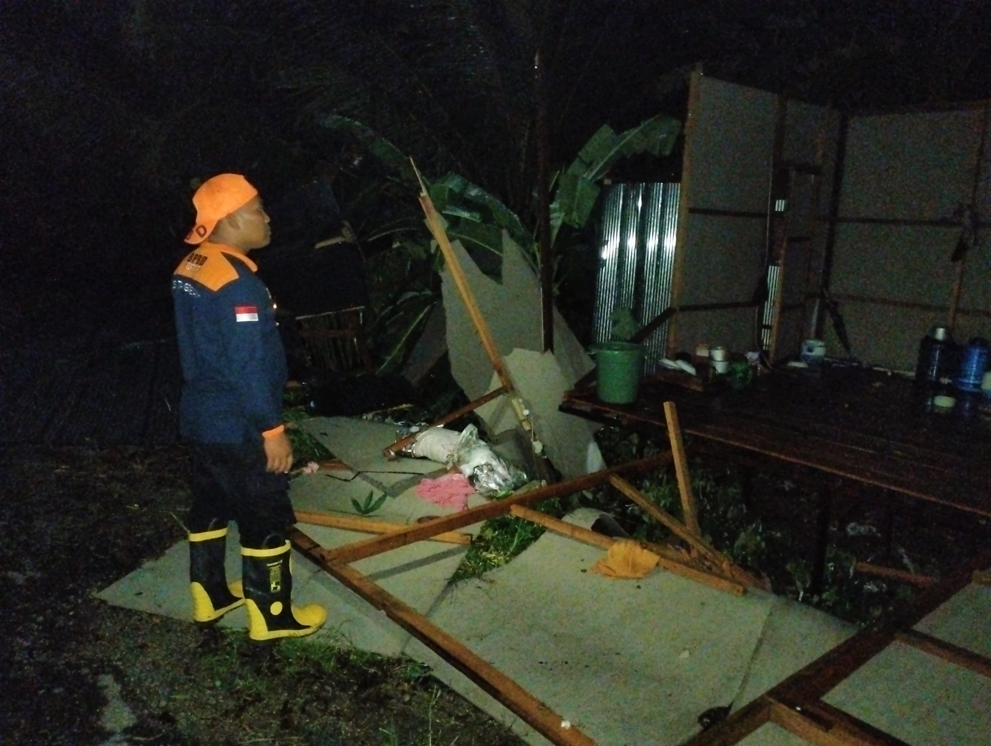 ANGIN PUTING BELIUNG: Rumah warga di beberapa kecamatan terdampak angin puting beliung. Foto BPBD Tapin for Radar Banjarmasin