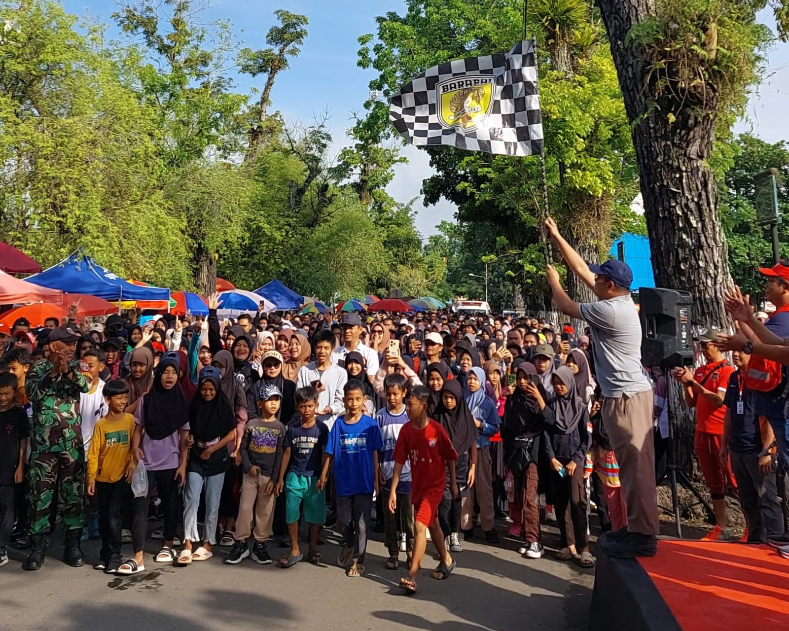 START:Wakil Bupati Kabupaten Hulu Sungai Tengah (HST), Gusti Rosyadi Elmi melepas peserta jalan sehat peringata HUT PMI ke-80 di Lapangan Dwi Warna Barabai, Minggu (21/9/2025).