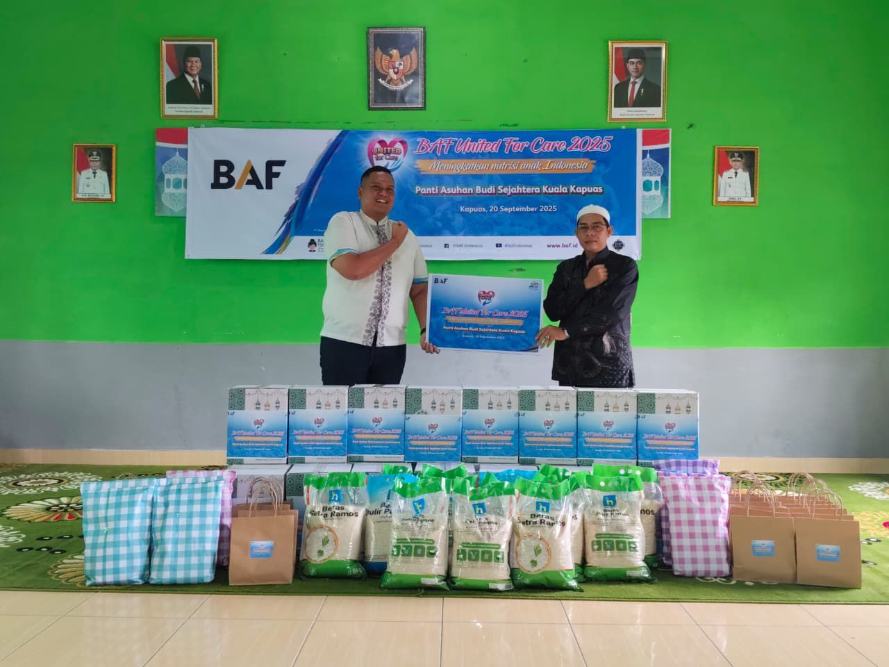 PEDULI:Regional Center Head BAF Samarinda, Rajiv Permadi, menyerahkan donasi paket bahan pangan bergizi kepada Budi dalam CSR BAF Nutri-Kids.