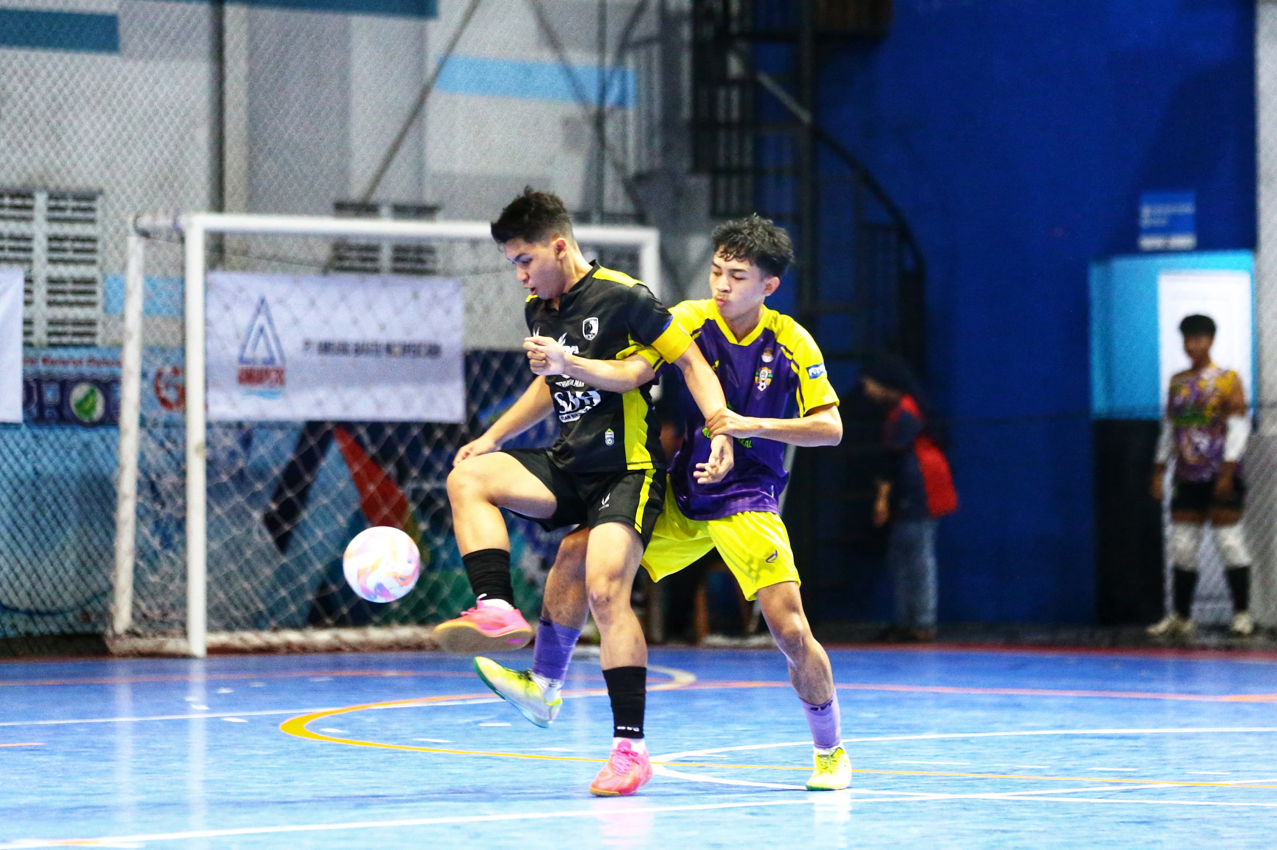 Aksi pemain futsal Banua saat berusaha melewati lawan pada pertandingan yang digelar di Banjarmasin. (M Idris Jian Sidik)
