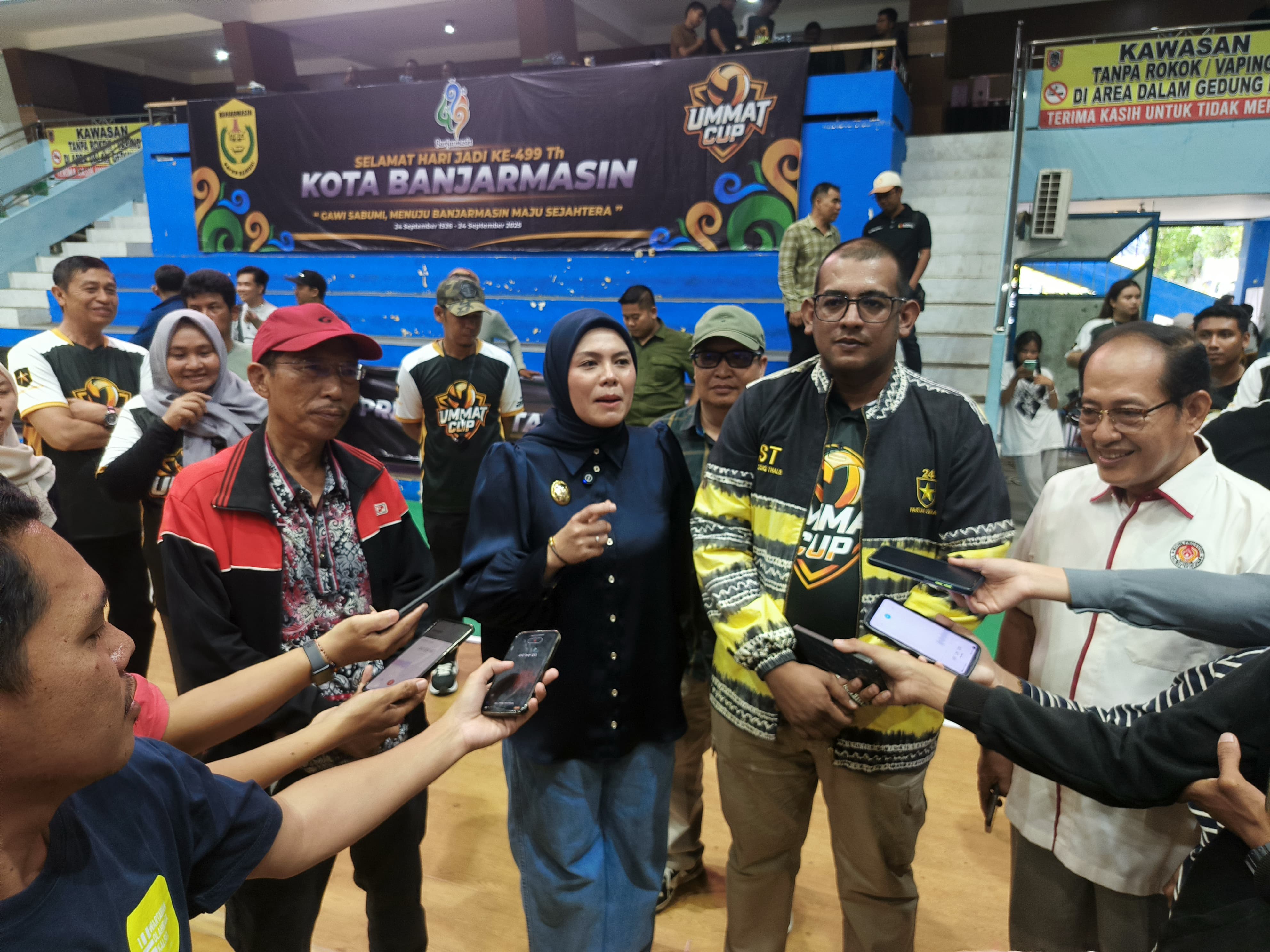 Ketua Panitia Open Turnamen Voli Ummat Cup 2025, M. Sadiq Thalib bersama Wakil Walikota Banjarmasin, Hj Ananda dan Ketua KONI kota Banjarmasin, H Hermansyah.  M Idris Jian Sidik