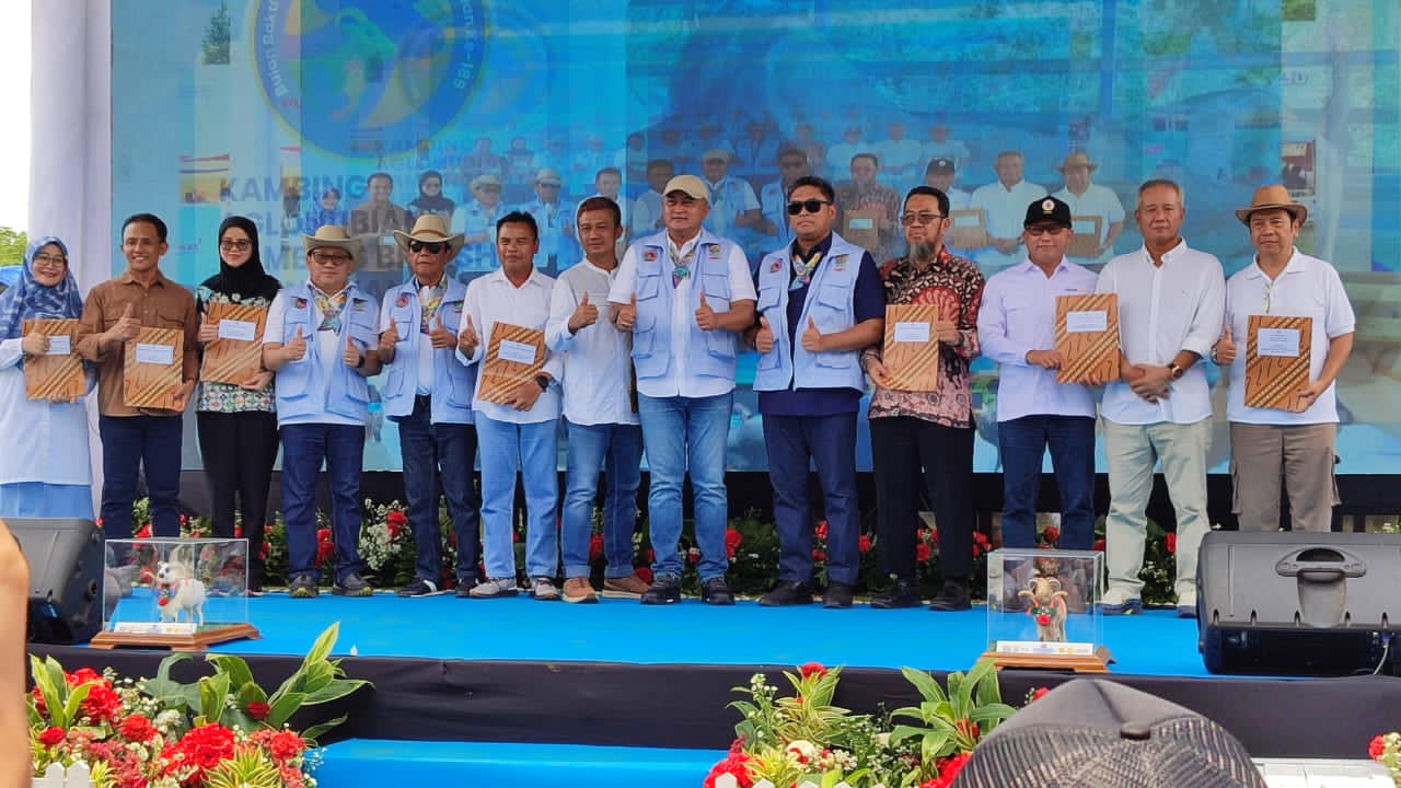 PRESTASI:Kepala Distan Kabupaten HSU, HM Haridi (enam dari kiri) menerima menetapkan Ayam Murung Panggang sebagai rumpun atau galur ternak lokal Indonesia, dari Mentan RI.