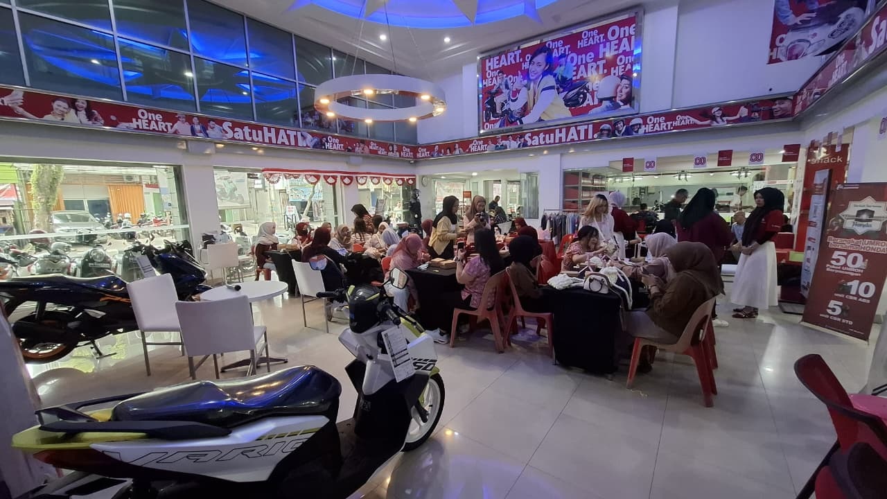 WORKSHOP: PT Trio Motor melalui Dealer Trio Motor Kolonel saat menggelar Workshop Chunky Independent Bag.